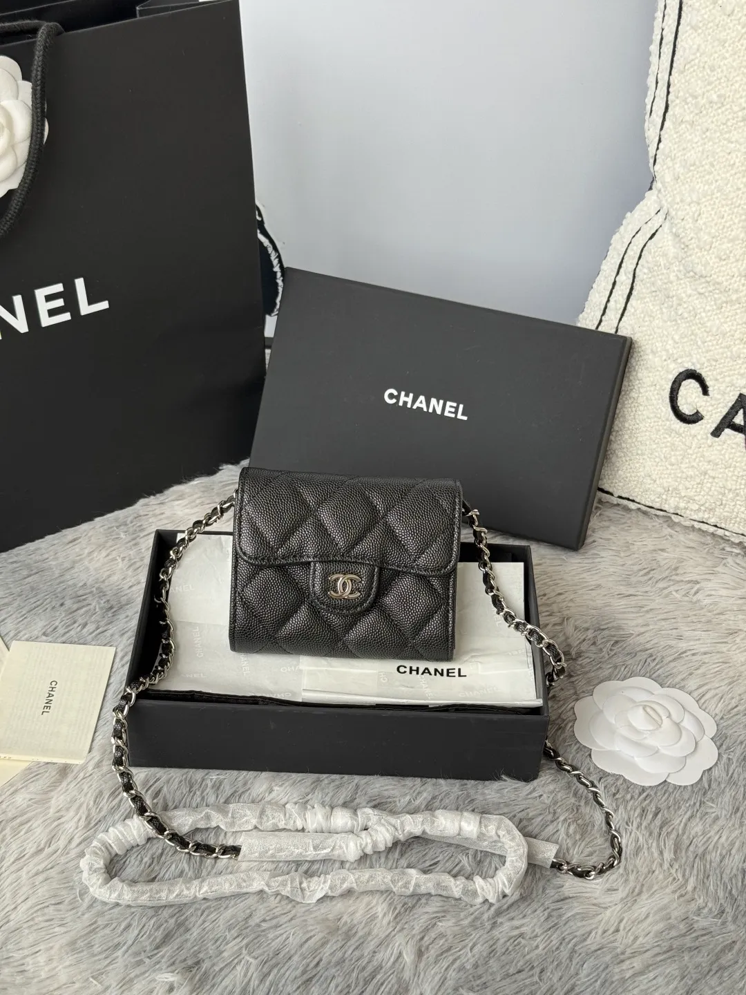 💰360💰Xiaoxiang chain bag, mini cute version. Can hold lipstick, credit card and some small change. Style number: A81082 Size: 8.5*12.5*2.5cm. Full set of packaging, box card, ribbon and cloth bag. Made of caviar cowhide, original quality. Exclusive photography🎬