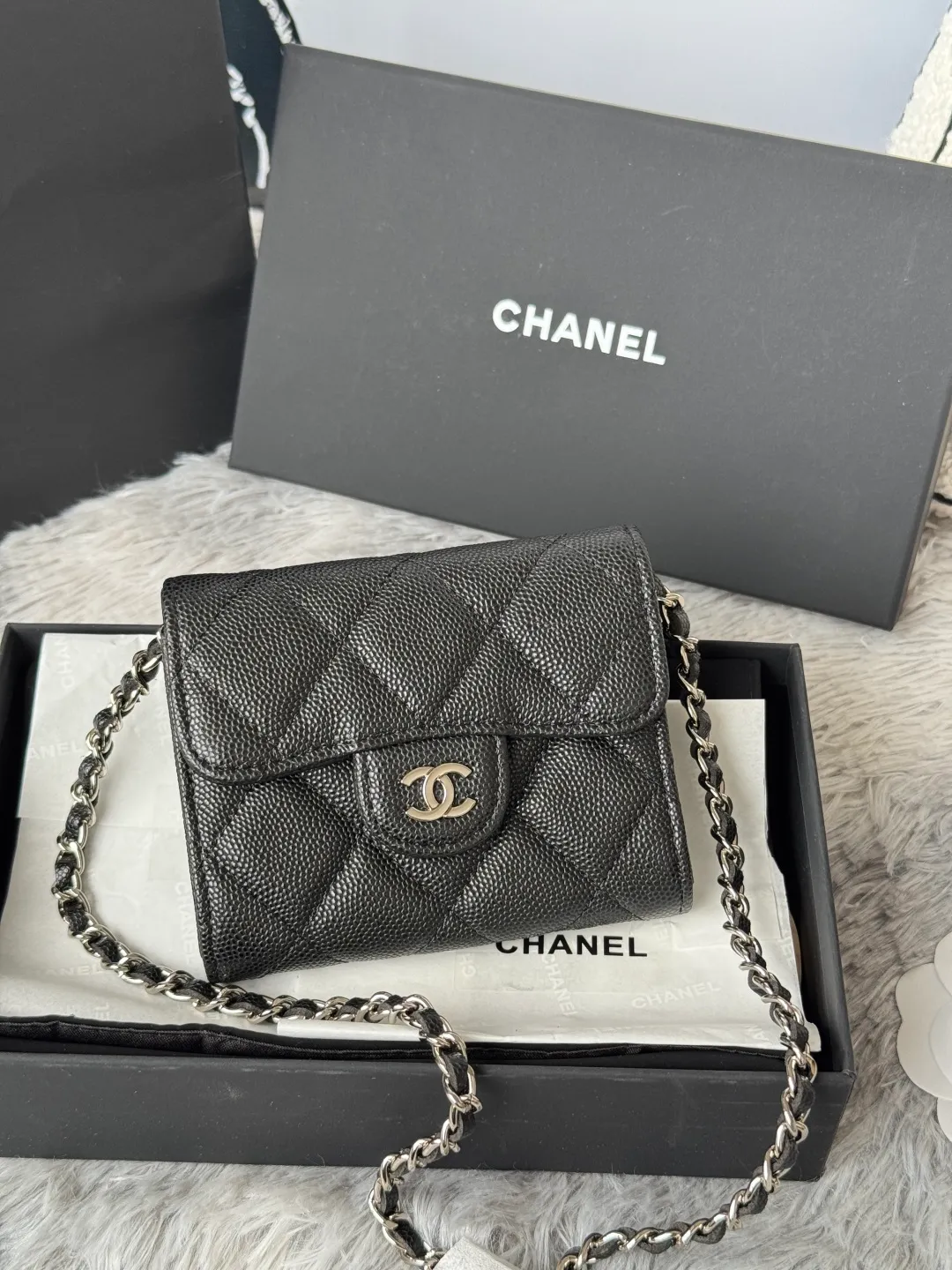 💰360💰Xiaoxiang chain bag, mini cute version. Can hold lipstick, credit card and some small change. Style number: A81082 Size: 8.5*12.5*2.5cm. Full set of packaging, box card, ribbon and cloth bag. Made of caviar cowhide, original quality. Exclusive photography🎬