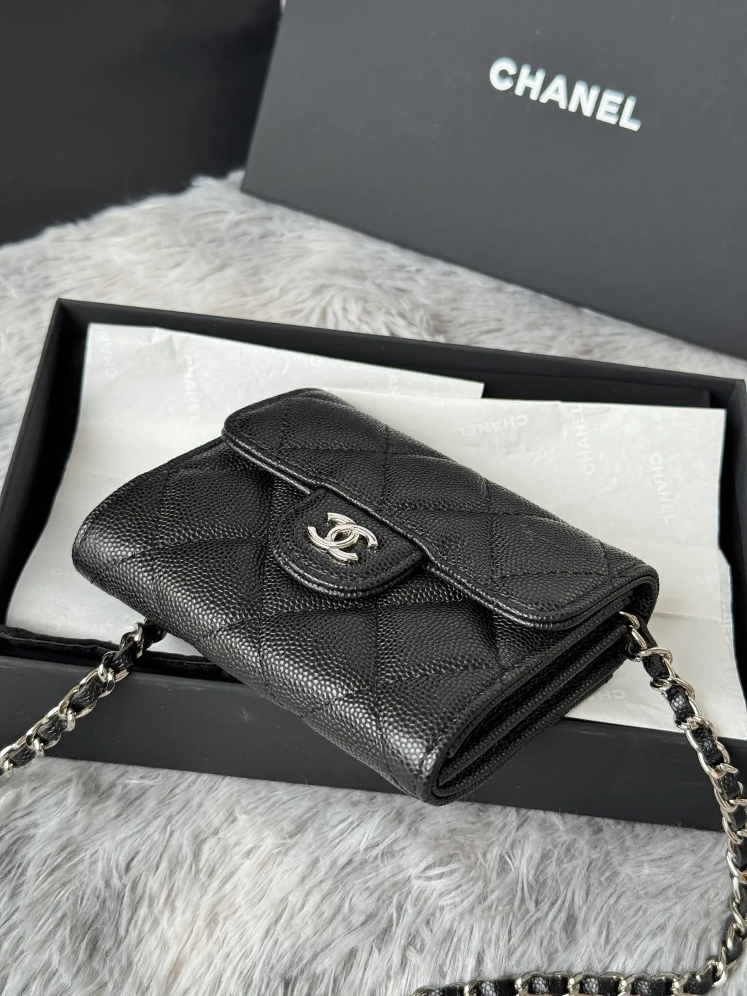 💰360💰Xiaoxiang chain bag, mini cute version. Can hold lipstick, credit card and some small change. Style number: A81082 Size: 8.5*12.5*2.5cm. Full set of packaging, box card, ribbon and cloth bag. Made of caviar cowhide, original quality. Exclusive photography🎬