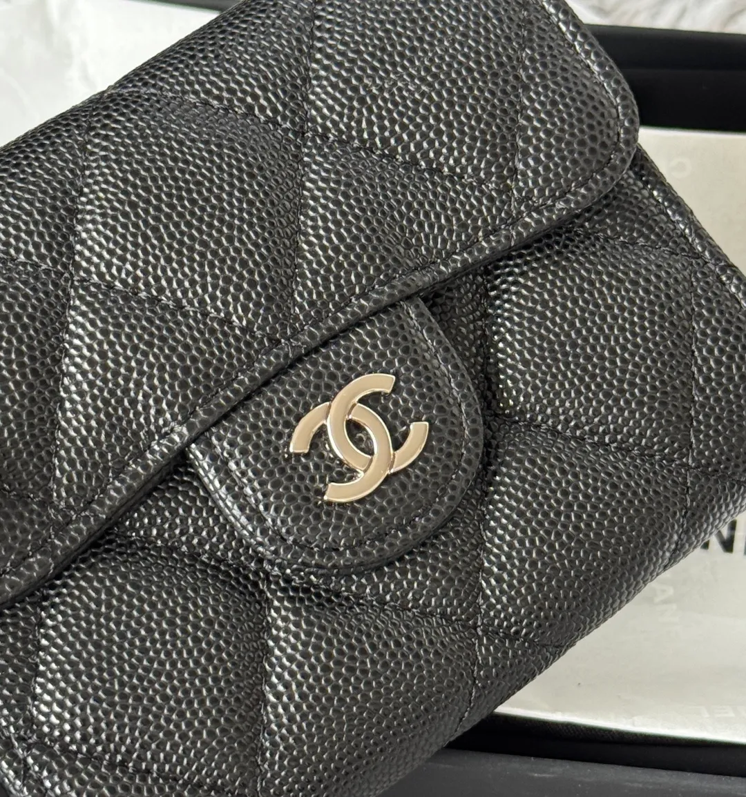 💰360💰Xiaoxiang chain bag, mini cute version. Can hold lipstick, credit card and some small change. Style number: A81082 Size: 8.5*12.5*2.5cm. Full set of packaging, box card, ribbon and cloth bag. Made of caviar cowhide, original quality. Exclusive photography🎬