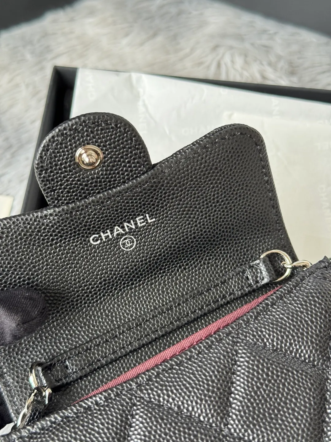 💰360💰Xiaoxiang chain bag, mini cute version. Can hold lipstick, credit card and some small change. Style number: A81082 Size: 8.5*12.5*2.5cm. Full set of packaging, box card, ribbon and cloth bag. Made of caviar cowhide, original quality. Exclusive photography🎬