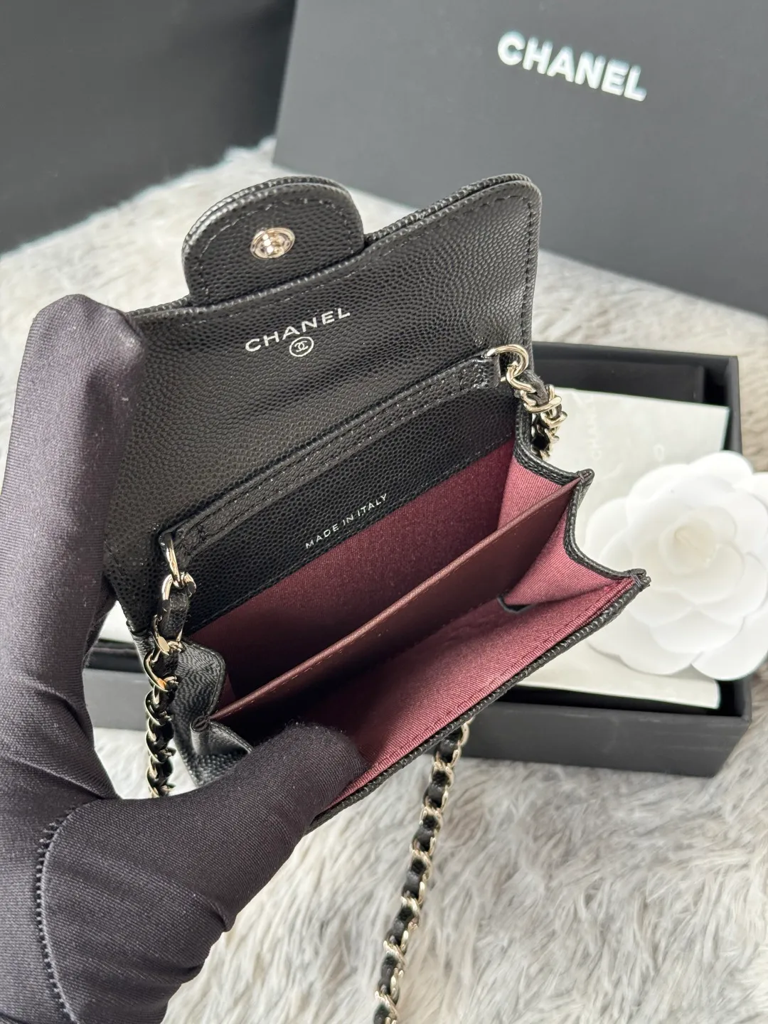 💰360💰Xiaoxiang chain bag, mini cute version. Can hold lipstick, credit card and some small change. Style number: A81082 Size: 8.5*12.5*2.5cm. Full set of packaging, box card, ribbon and cloth bag. Made of caviar cowhide, original quality. Exclusive photography🎬