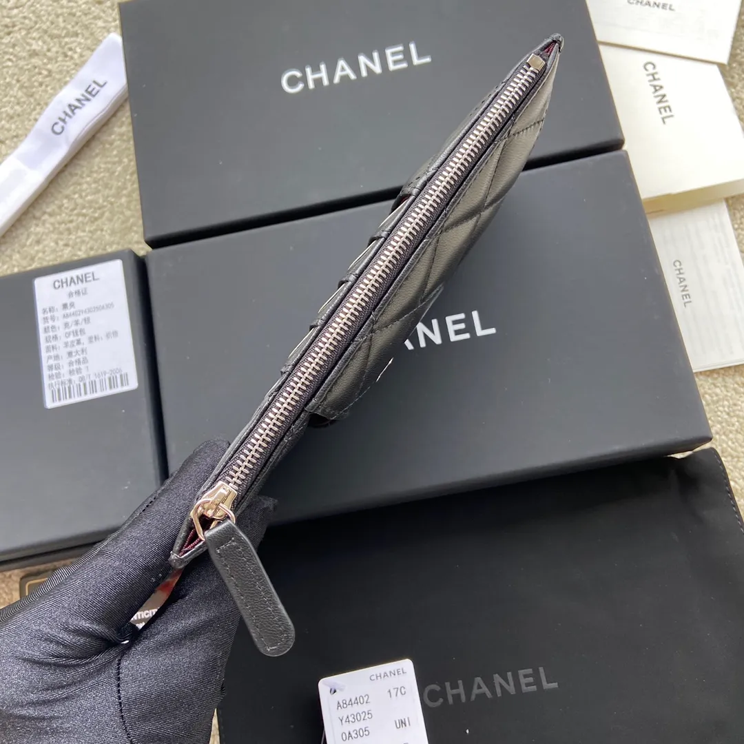 Xiaoxiang imported Italian lambskin Item number: A84402 Price: 400 Size: w19.5×h10×d3 Color: black sheepskin silver steel mark Can be used to hold mobile phone card holder and change