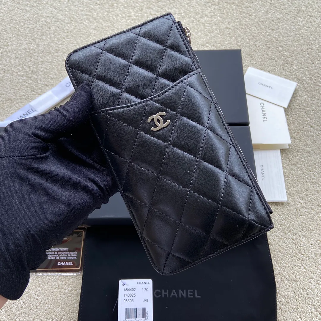Xiaoxiang imported Italian lambskin Item number: A84402 Price: 400 Size: w19.5×h10×d3 Color: black sheepskin silver steel mark Can be used to hold mobile phone card holder and change