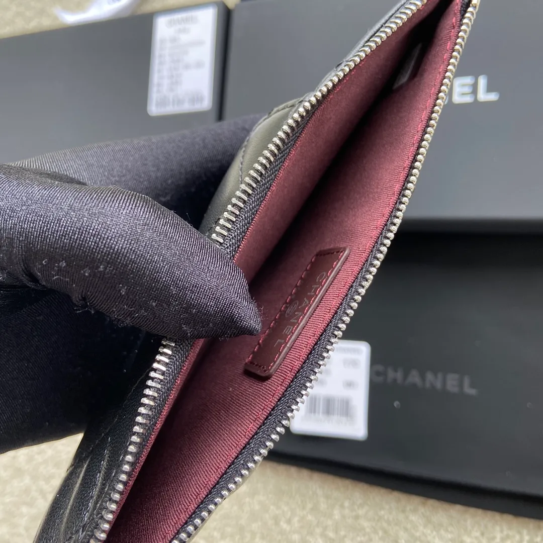 Xiaoxiang imported Italian lambskin Item number: A84402 Price: 400 Size: w19.5×h10×d3 Color: black sheepskin silver steel mark Can be used to hold mobile phone card holder and change