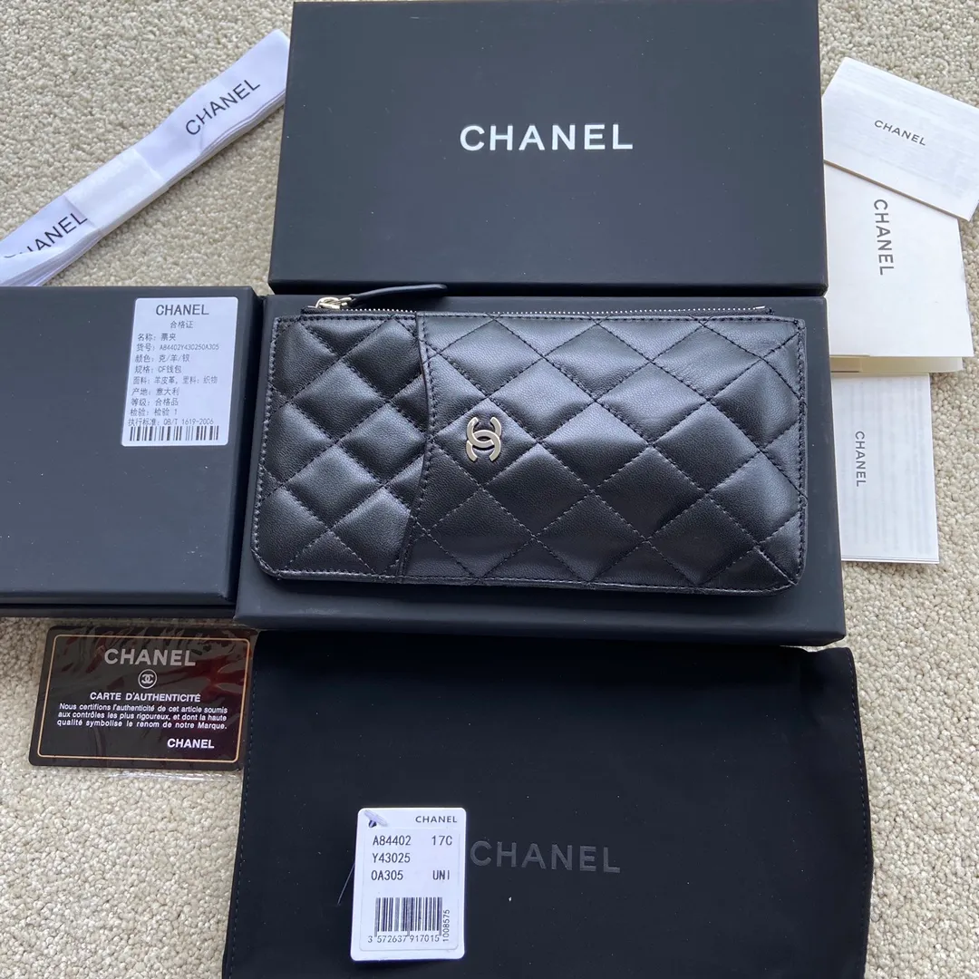 Xiaoxiang imported Italian lambskin Item number: A84402 Price: 400 Size: w19.5×h10×d3 Color: black sheepskin silver steel mark Can be used to hold mobile phone card holder and change