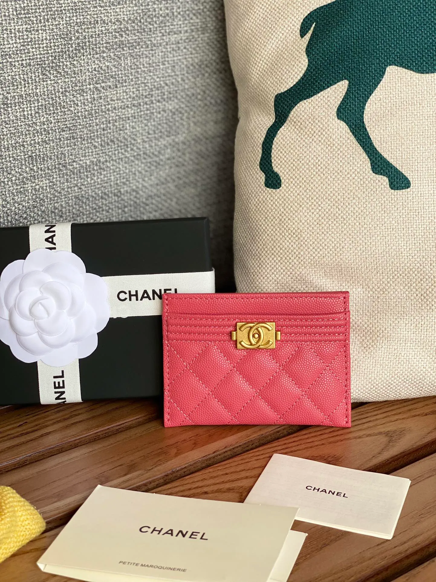 220💰CHANEL’s new leboy card holder has arrived! The imported rhombus pattern is very attractive! The retro gold buckle has an old-fashioned feel and is very fashionable and retro❤️This small card holder is very cost-effective, and you can also put some change in the three card slots👍Model number: 84431 Size: 11×7.5×1cm