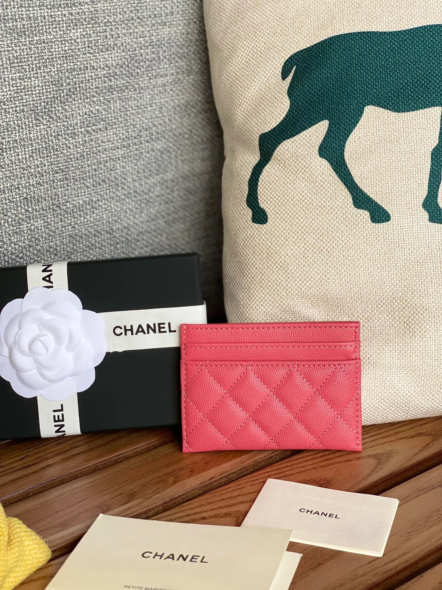 220💰CHANEL’s new leboy card holder has arrived! The imported rhombus pattern is very attractive! The retro gold buckle has an old-fashioned feel and is very fashionable and retro❤️This small card holder is very cost-effective, and you can also put some change in the three card slots👍Model number: 84431 Size: 11×7.5×1cm