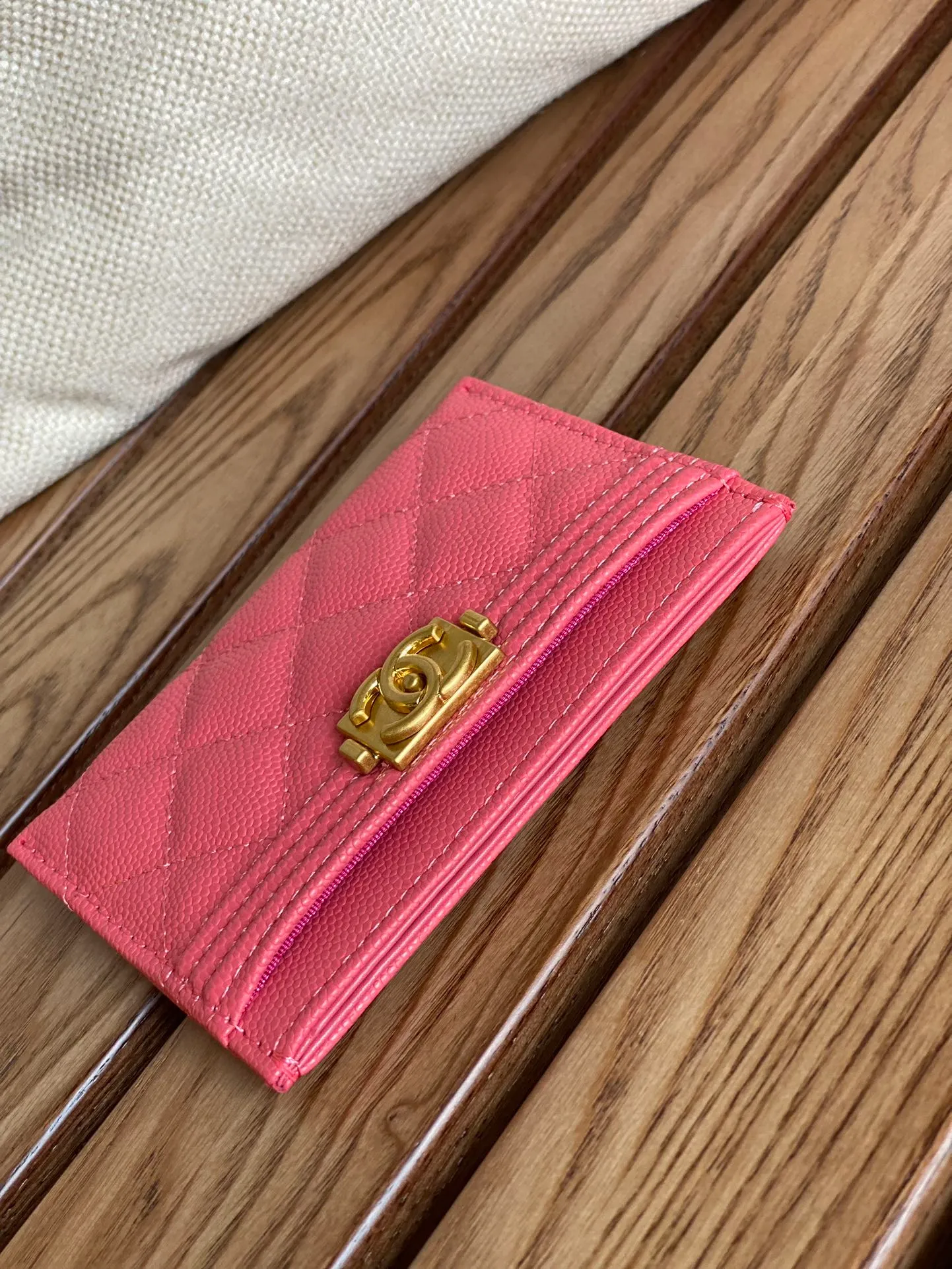 220💰CHANEL’s new leboy card holder has arrived! The imported rhombus pattern is very attractive! The retro gold buckle has an old-fashioned feel and is very fashionable and retro❤️This small card holder is very cost-effective, and you can also put some change in the three card slots👍Model number: 84431 Size: 11×7.5×1cm