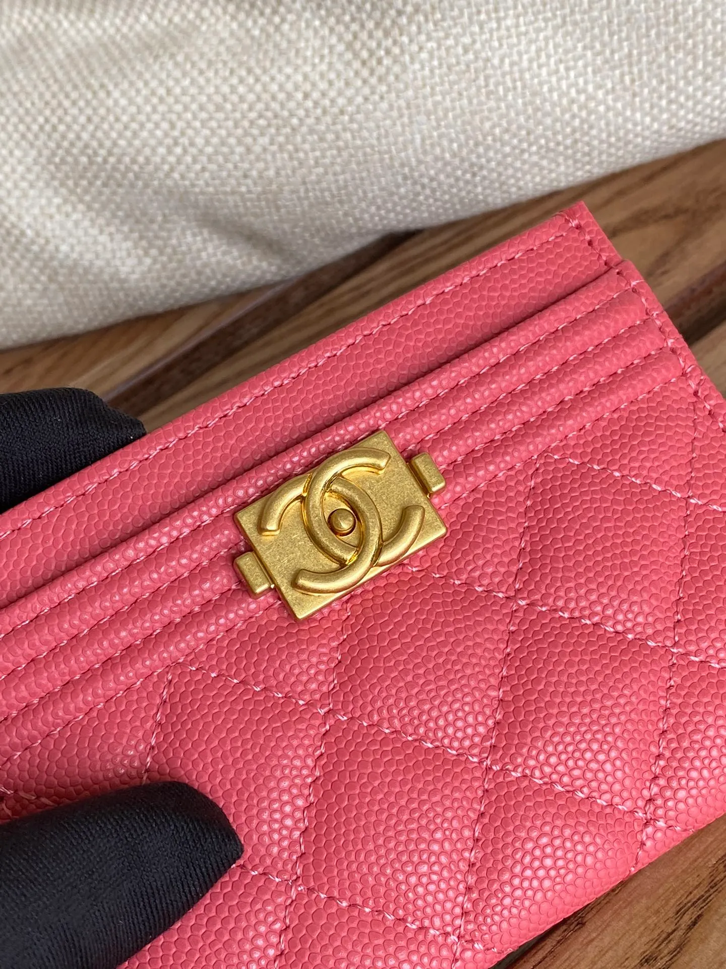 220💰CHANEL’s new leboy card holder has arrived! The imported rhombus pattern is very attractive! The retro gold buckle has an old-fashioned feel and is very fashionable and retro❤️This small card holder is very cost-effective, and you can also put some change in the three card slots👍Model number: 84431 Size: 11×7.5×1cm