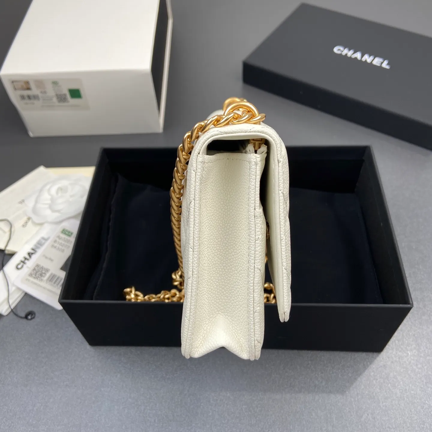 Xiaoxiang imported Italian lambskin [upgraded version] Item number: AP6402 Price: 920 Size: w20×h13×d3.5cm Color: white fine ball pattern gold hardware