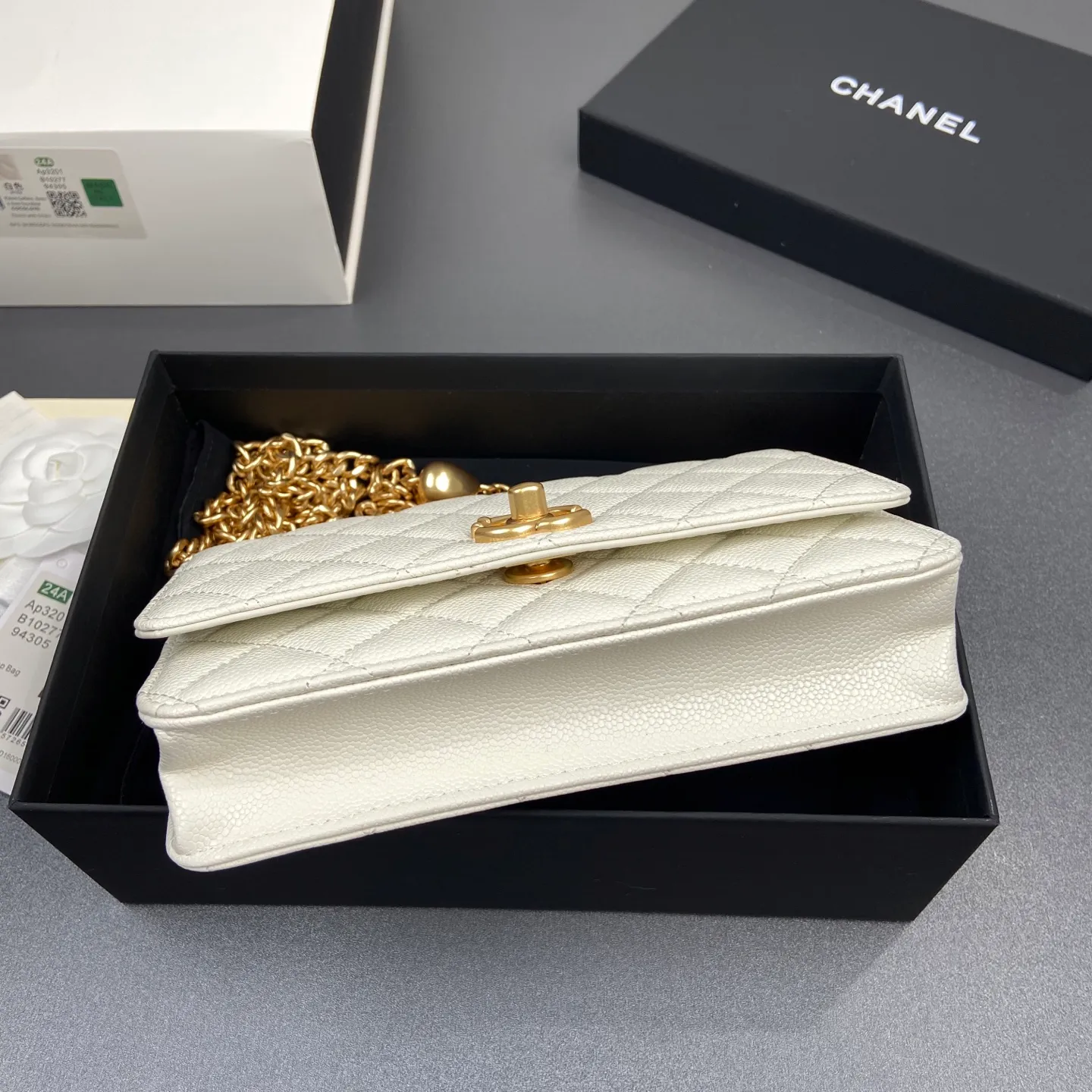 Xiaoxiang imported Italian lambskin [upgraded version] Item number: AP6402 Price: 920 Size: w20×h13×d3.5cm Color: white fine ball pattern gold hardware