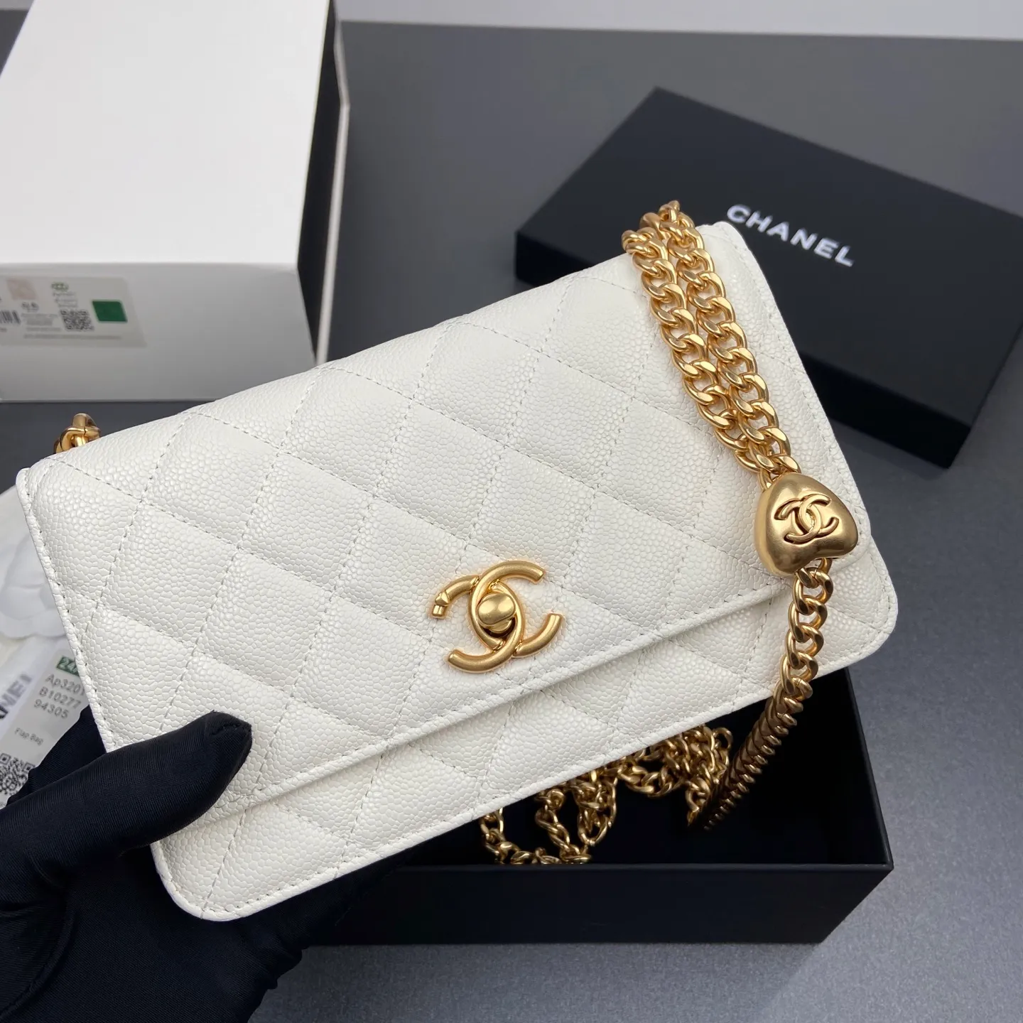 Xiaoxiang imported Italian lambskin [upgraded version] Item number: AP6402 Price: 920 Size: w20×h13×d3.5cm Color: white fine ball pattern gold hardware