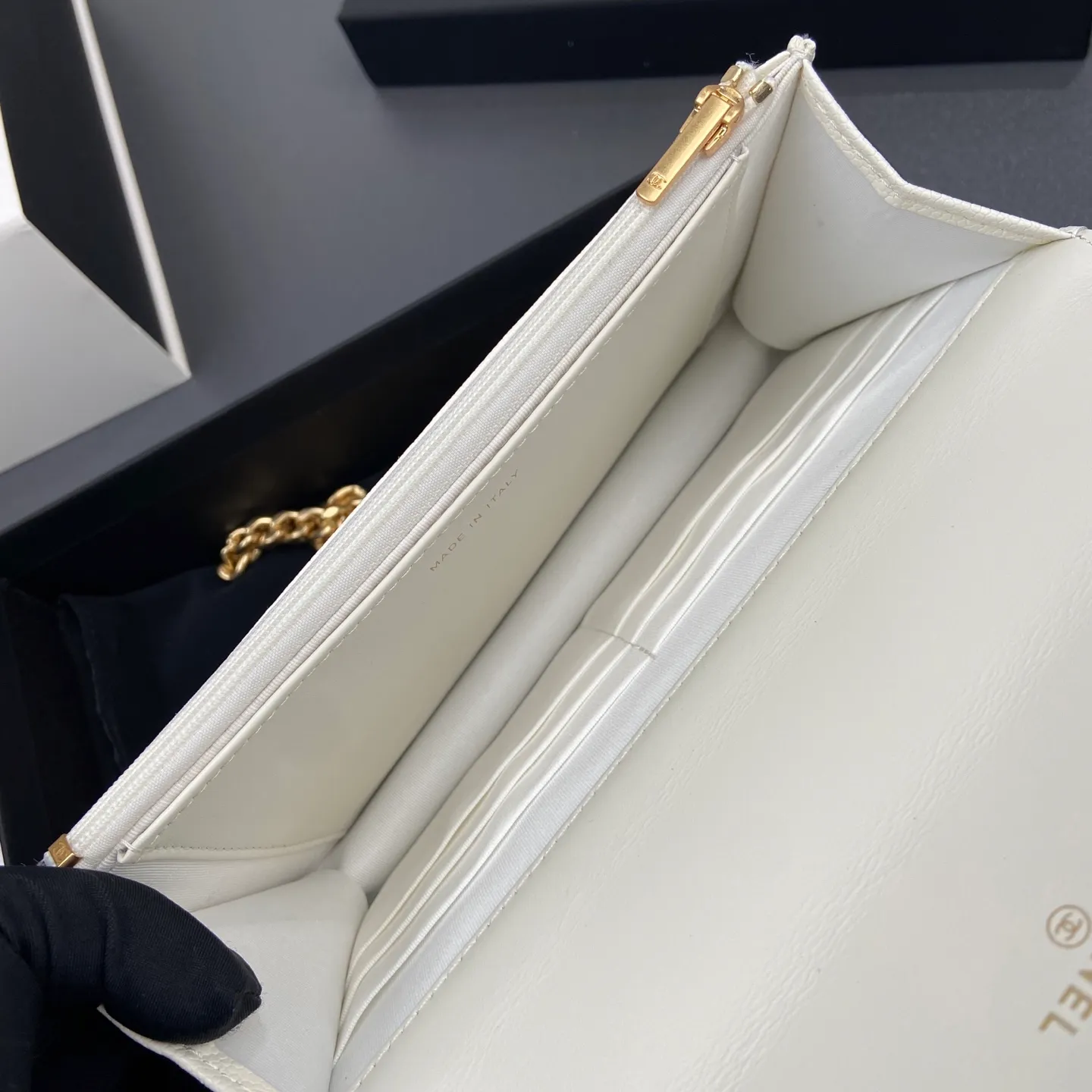Xiaoxiang imported Italian lambskin [upgraded version] Item number: AP6402 Price: 920 Size: w20×h13×d3.5cm Color: white fine ball pattern gold hardware
