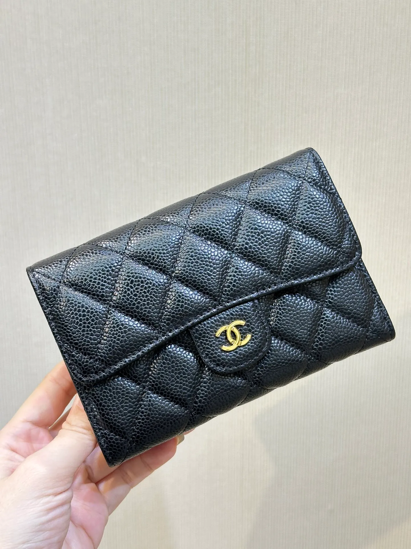 0232 Italian imported caviar calfskin, luxurious caviar cowhide, full grain texture, noble and elegant. The remaining quantities of large orders shipped on the platform will be taken out directly for you to fry! ! Xiangjia classic CF flip caviar card holder complete package! ! Go quickly with no complement orders! !