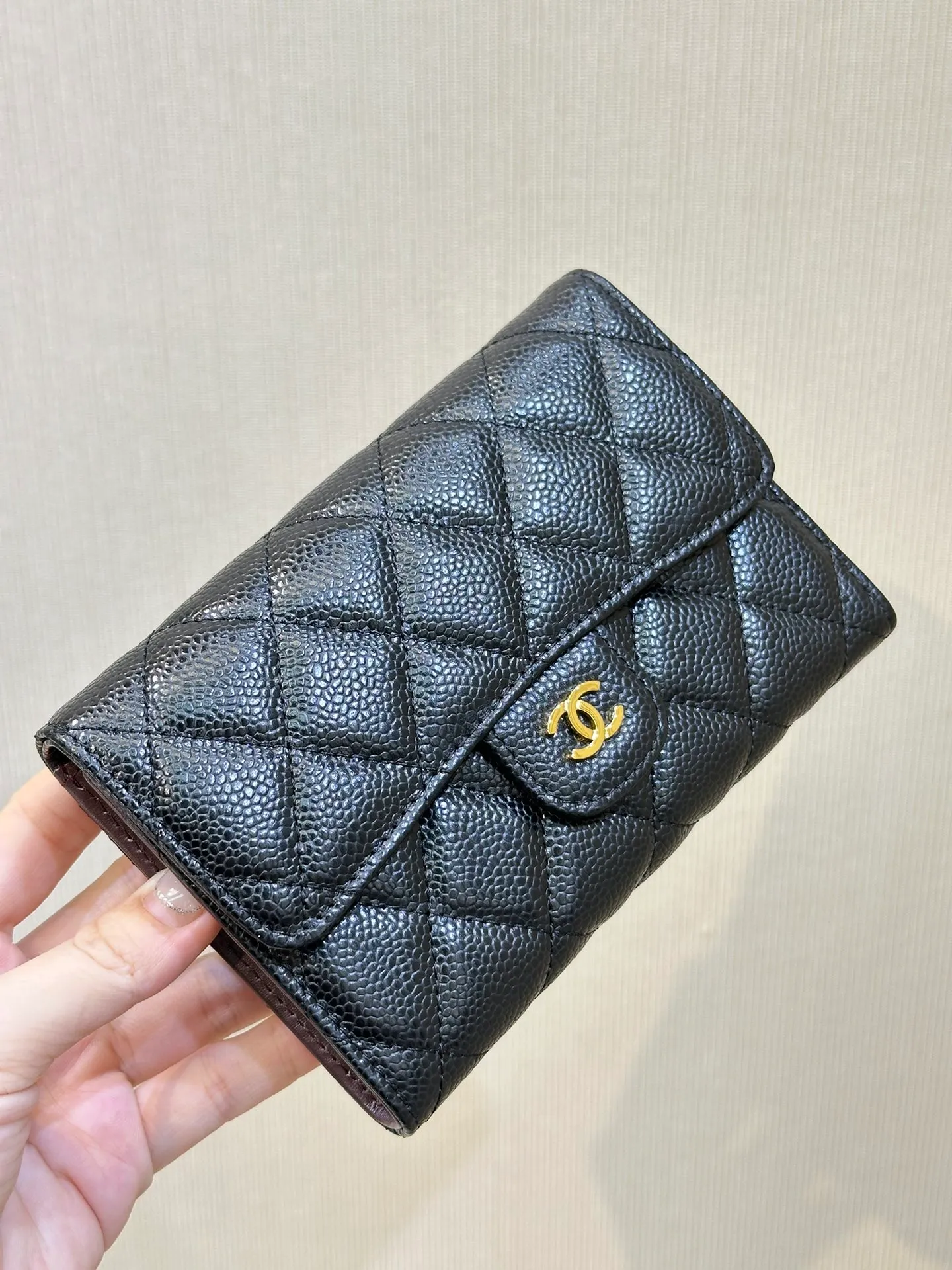 0232 Italian imported caviar calfskin, luxurious caviar cowhide, full grain texture, noble and elegant. The remaining quantities of large orders shipped on the platform will be taken out directly for you to fry! ! Xiangjia classic CF flip caviar card holder complete package! ! Go quickly with no complement orders! !