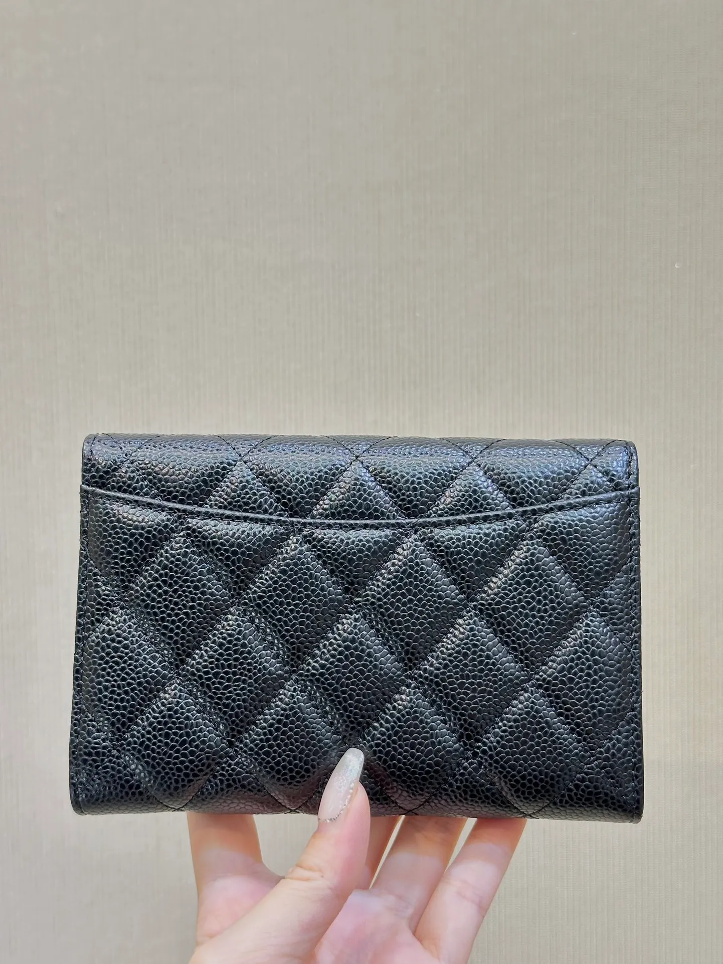 0232 Italian imported caviar calfskin, luxurious caviar cowhide, full grain texture, noble and elegant. The remaining quantities of large orders shipped on the platform will be taken out directly for you to fry! ! Xiangjia classic CF flip caviar card holder complete package! ! Go quickly with no complement orders! !