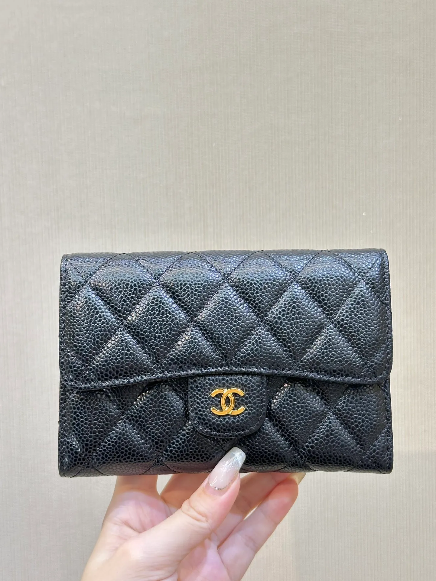 0232 Italian imported caviar calfskin, luxurious caviar cowhide, full grain texture, noble and elegant. The remaining quantities of large orders shipped on the platform will be taken out directly for you to fry! ! Xiangjia classic CF flip caviar card holder complete package! ! Go quickly with no complement orders! !