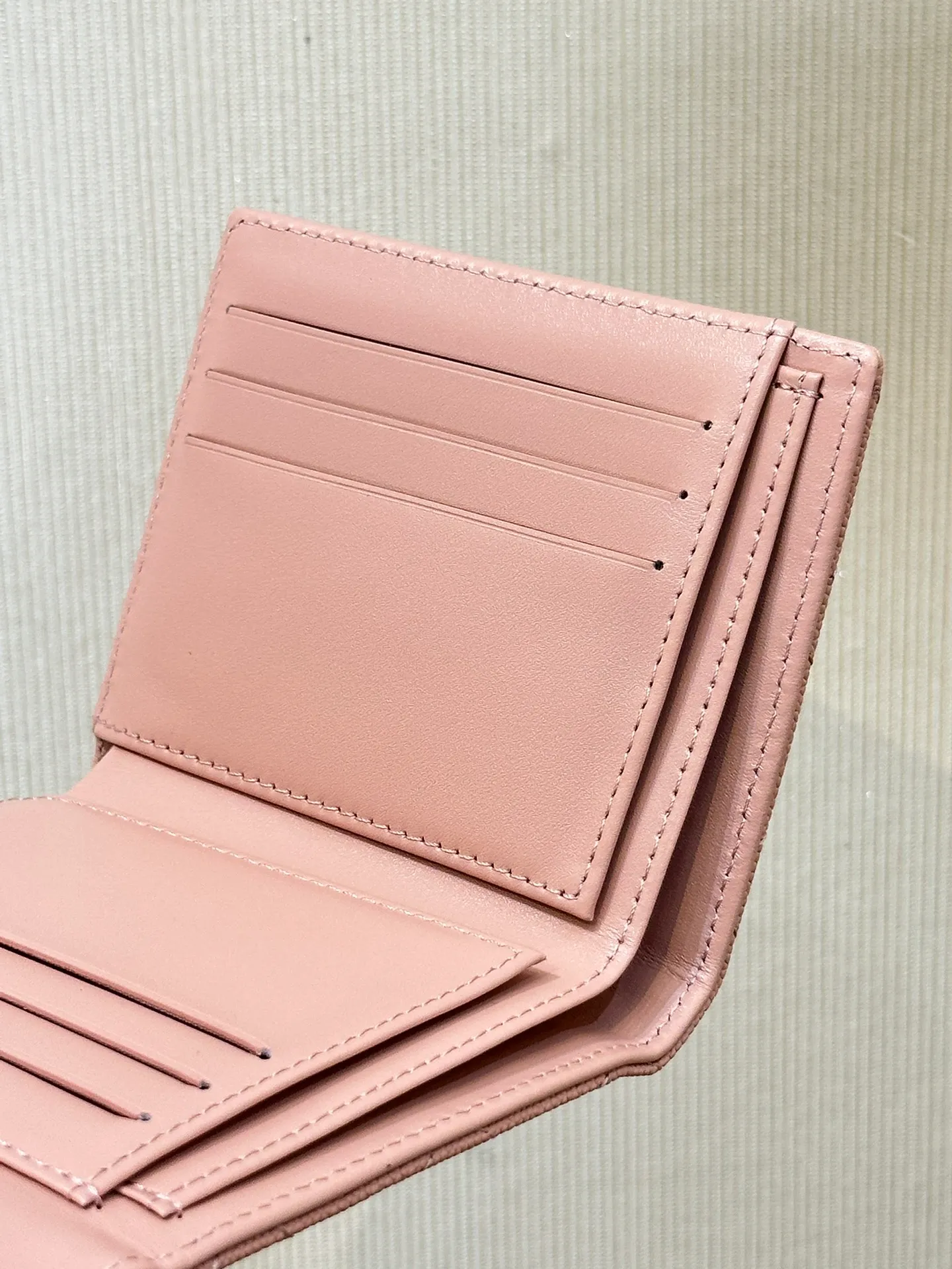 82288 The inner details and the wiring of the wallet are very particular, and only a special machine can produce this effect! Even the machines that make big bags can’t do it!