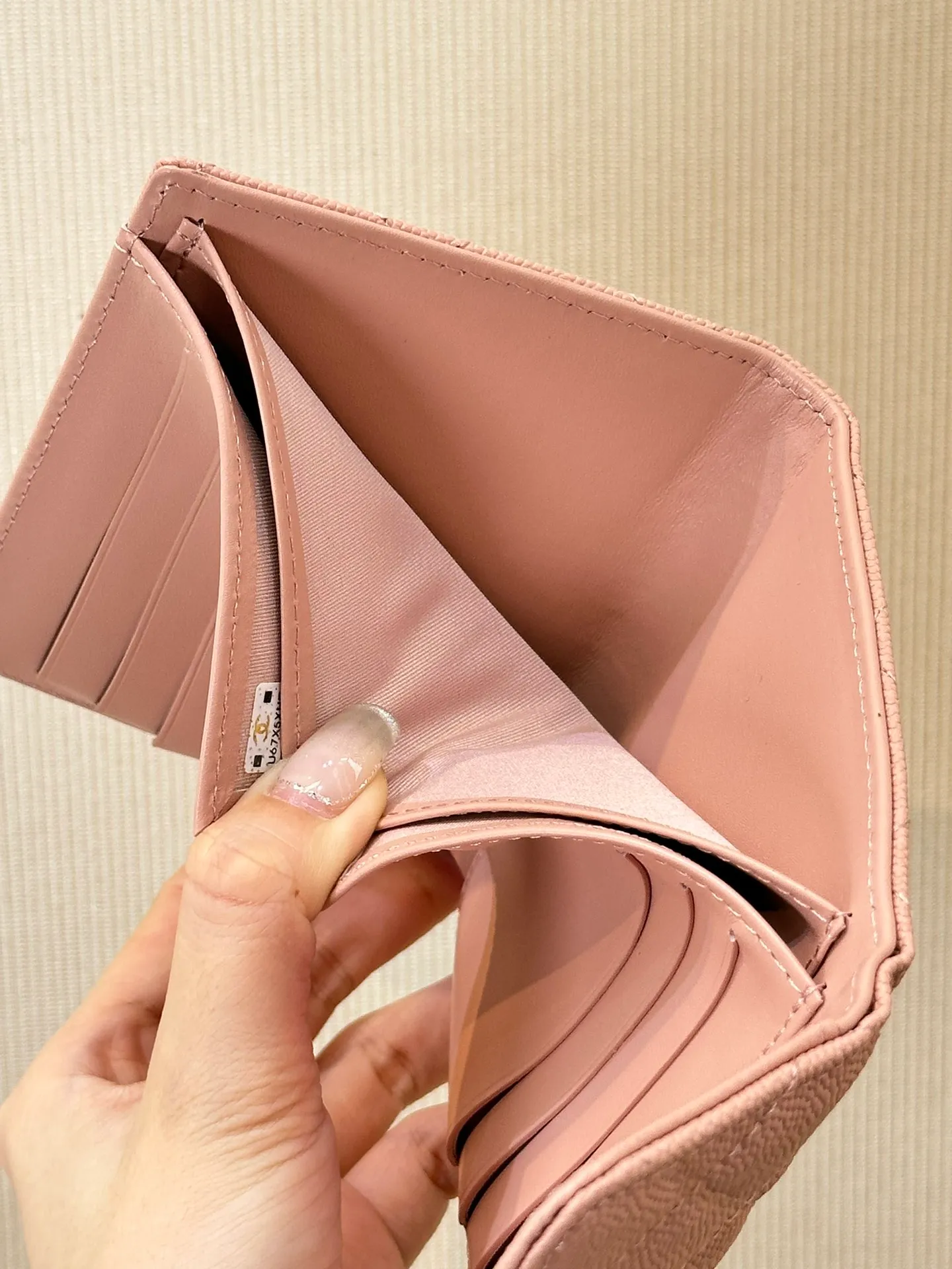82288 The inner details and the wiring of the wallet are very particular, and only a special machine can produce this effect! Even the machines that make big bags can’t do it!