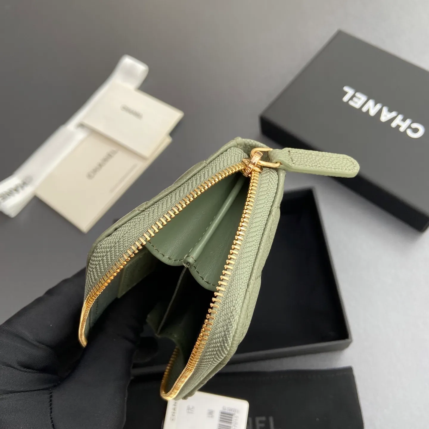 [Special grade hardware original leather] ¥280 Xiaoxiang small zipper bag card holder series with iconic metal logo, gold tone metal hardware, special Italian imported leather 2 card slots wallet bag, 4 card slots No.: 1650 Greek edge fine ball pattern light gold steel mark Size: w11×h7.5×2cm