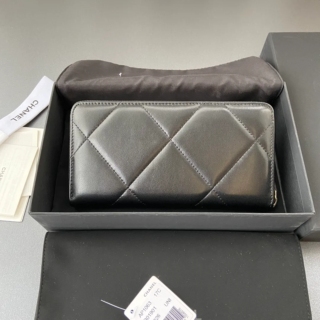 Xiaoxiang imported Italian lambskin Item number: A1063B Price: 520 Size: w19.5×h10.5×d2cm Color: black lambskin gold steel mark