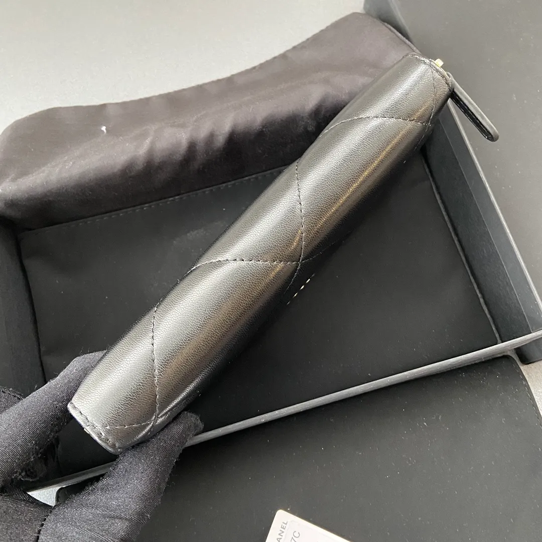 Xiaoxiang imported Italian lambskin Item number: A1063B Price: 520 Size: w19.5×h10.5×d2cm Color: black lambskin gold steel mark