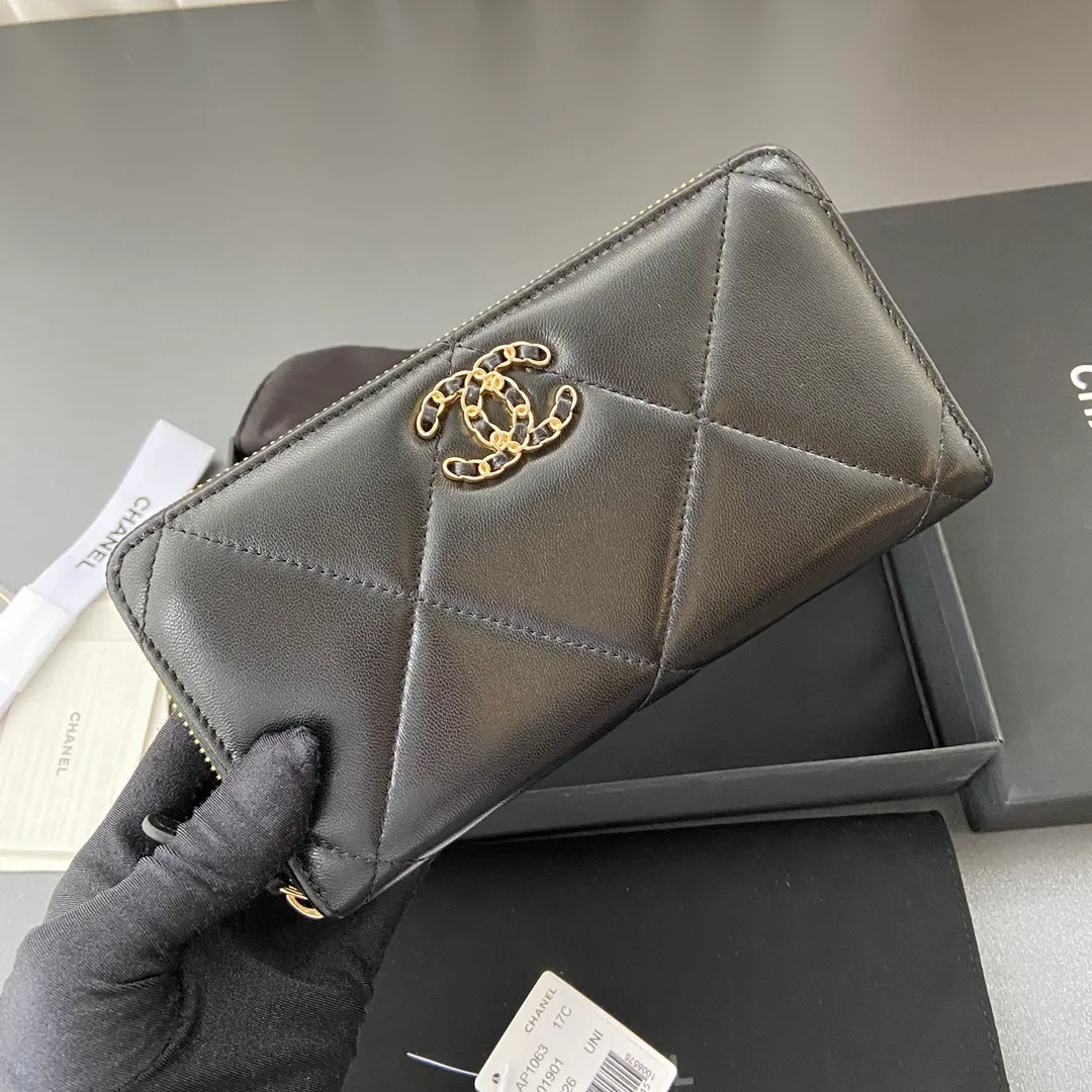 Xiaoxiang imported Italian lambskin Item number: A1063B Price: 520 Size: w19.5×h10.5×d2cm Color: black lambskin gold steel mark
