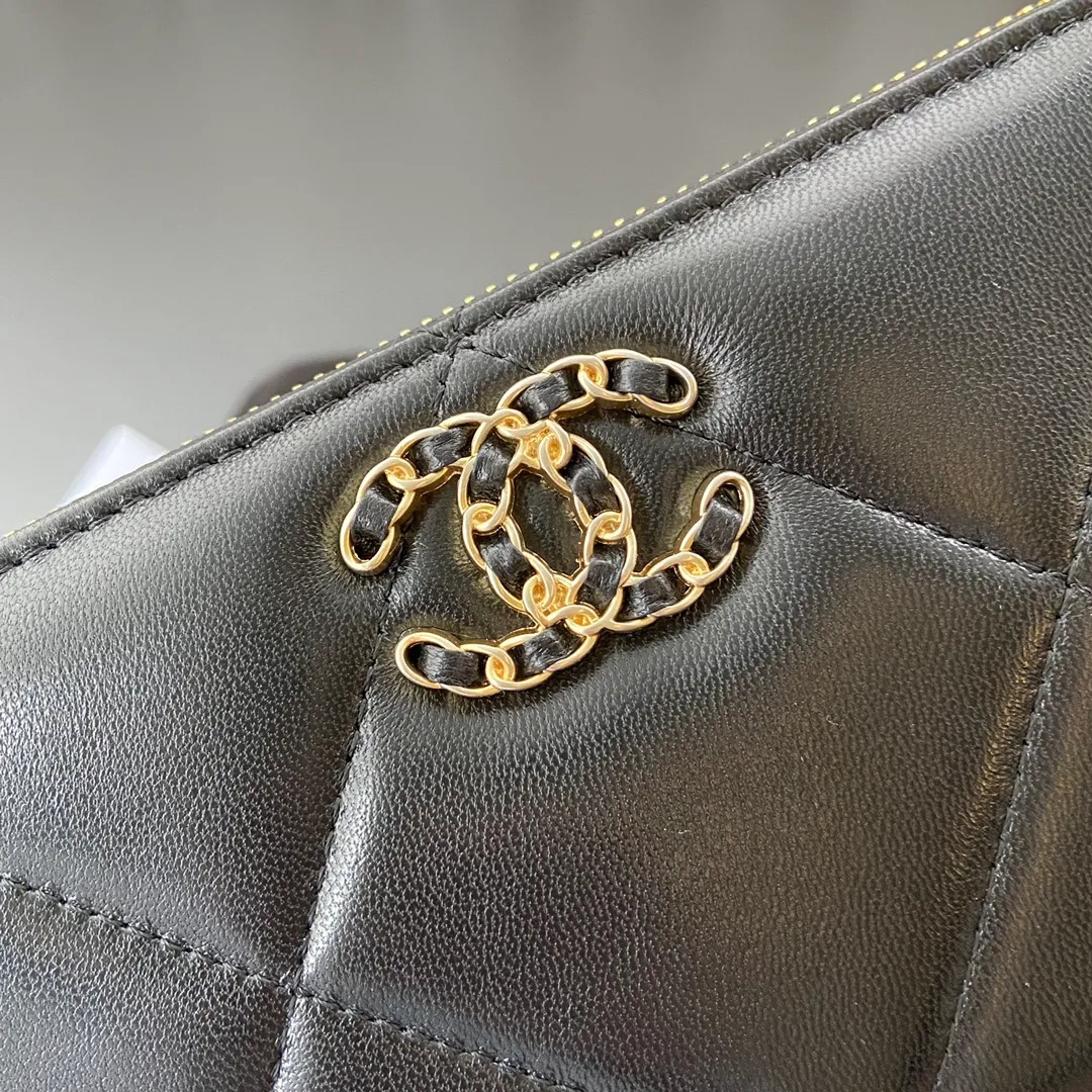 Xiaoxiang imported Italian lambskin Item number: A1063B Price: 520 Size: w19.5×h10.5×d2cm Color: black lambskin gold steel mark