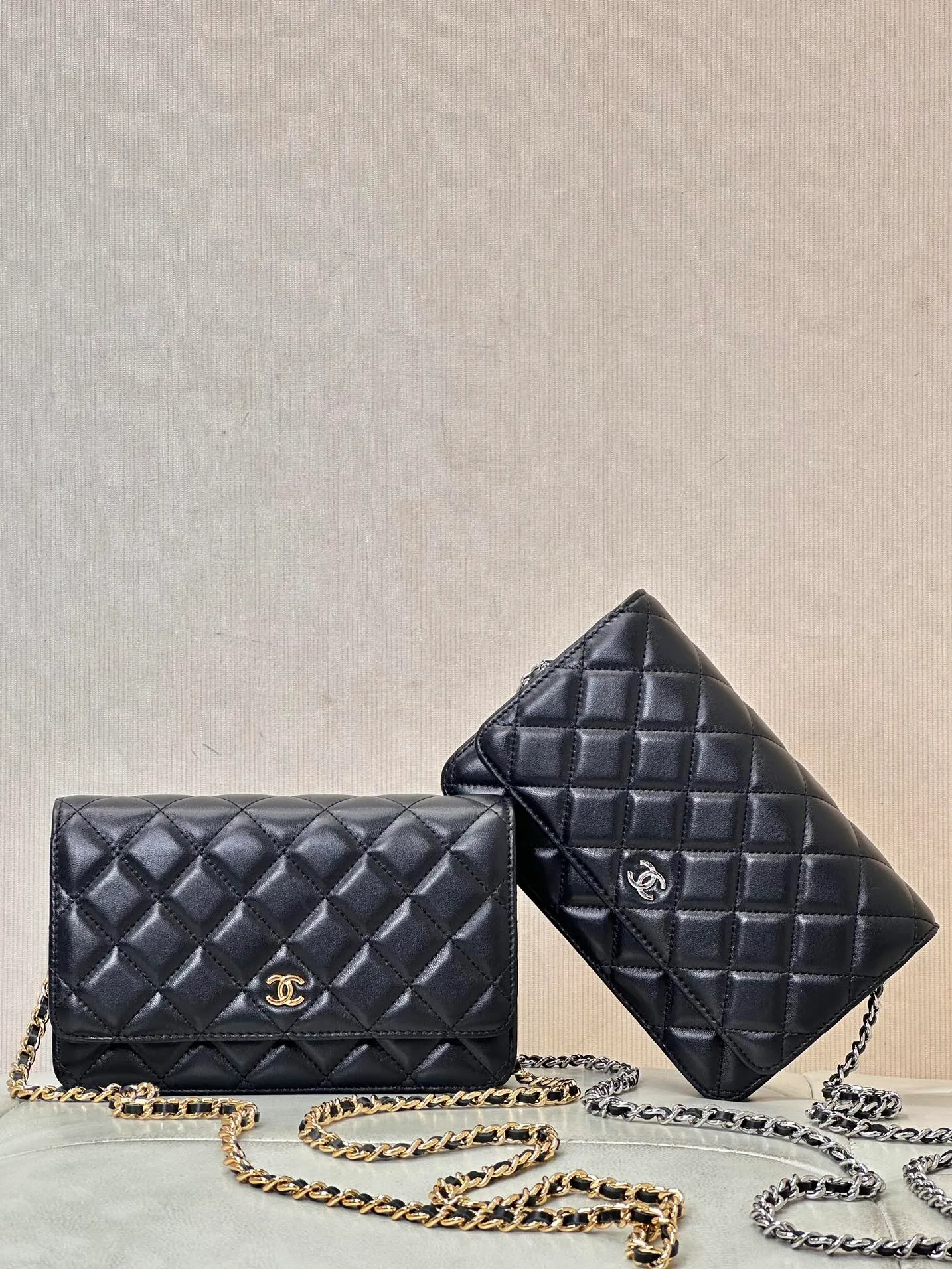 02.5 million years old classic, a lifetime recommendation item! ! Small fragrant caviar woc fortune bag! !  There are evergreen ivy styles that are always on the market... The more classic things are, the more people buy them, and there is no such thing as being outdated! No matter how many times I come back every year and how many times I swipe, I am still loved by so many girls! ! Therefore, we have always had stable cooperative manufacturers for the WOC series. Relying on our relationships and accumulated sales, our prices are the most cost-effective on the entire network! ! ! All are custom leather and imported hardware! You can rest assured to compare with counter products, there is basically no difference. You can also boldly compare the most important small details of packaging...price and quality that you will never see on the market! !  As Xiangjia's entry-level chain WOC, I don't need to say how popular it is... It is the classic representative of Xiaoxiang, and it is also the Dream Bag of many girls. In many cases, it has even exceeded the category of a "bag", because its existence has been endowed with an "intrinsic" classic on a spiritual level. The iconic elements of the bag itself: double C logo, quilting, leather chain, any one picked out is the most soulful symbol of the brand! ! !  What is on sale this time is the caviar version and the sheepskin version. The texture of the caviar cowhide is great, full and shiny! ! The caviar pattern model also looks very high-end and textured, and the cowhide is particularly durable and not as delicate as sheepskin, so don’t be cautious when going out! The fabric texture of sheepskin is soft and delicate, and it is particularly comfortable to touch, just like a baby's skin. It has a soft and waxy feel, which is what luxury goods should have~ Although the design is small, it is very functional. There are a variety of card slot zipper bags inside, and the daily capacity is no problem for personal items such as compact powder, lipstick, headphones, keys, iPhone 12 promax mobile phones, tissues, etc. Size: 19/13/3.5cm
