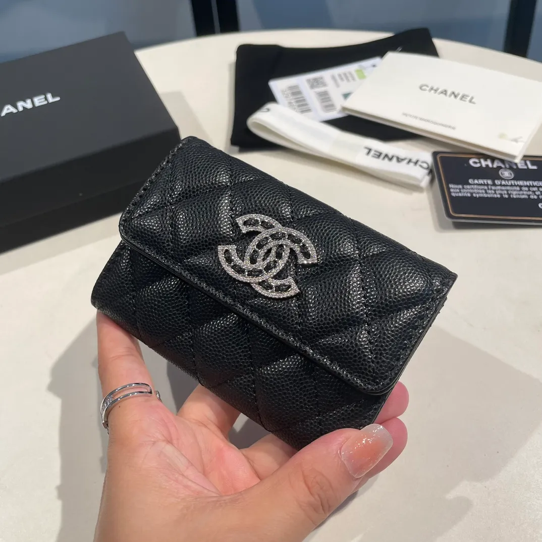 💰360😊 Upgraded version💋🆕In stock Ohanel 22 spring and summer series rhinestone buckle fine ball grain cowhide snap card holder I cried so beautifully 😭New art double c diamond buckle through leather The rhinestone buckle attracted me, anyway, the diamonds are really good-looking, so I bought it! Comes with a complete set of packaging 2791🍃size: 11*8.5