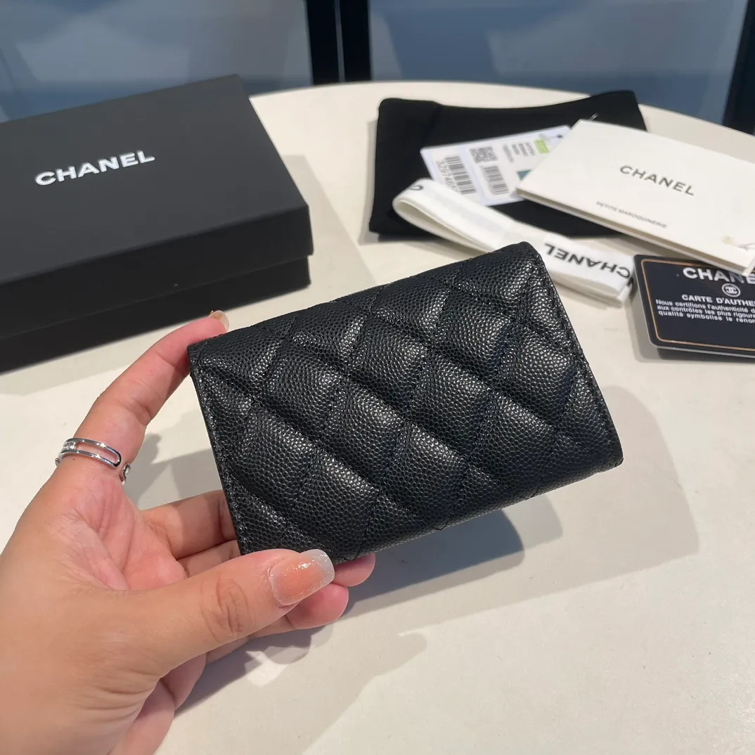 💰360😊 Upgraded version💋🆕In stock Ohanel 22 spring and summer series rhinestone buckle fine ball grain cowhide snap card holder I cried so beautifully 😭New art double c diamond buckle through leather The rhinestone buckle attracted me, anyway, the diamonds are really good-looking, so I bought it! Comes with a complete set of packaging 2791🍃size: 11*8.5