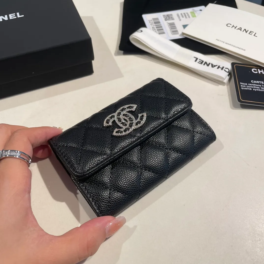 💰360😊 Upgraded version💋🆕In stock Ohanel 22 spring and summer series rhinestone buckle fine ball grain cowhide snap card holder I cried so beautifully 😭New art double c diamond buckle through leather The rhinestone buckle attracted me, anyway, the diamonds are really good-looking, so I bought it! Comes with a complete set of packaging 2791🍃size: 11*8.5