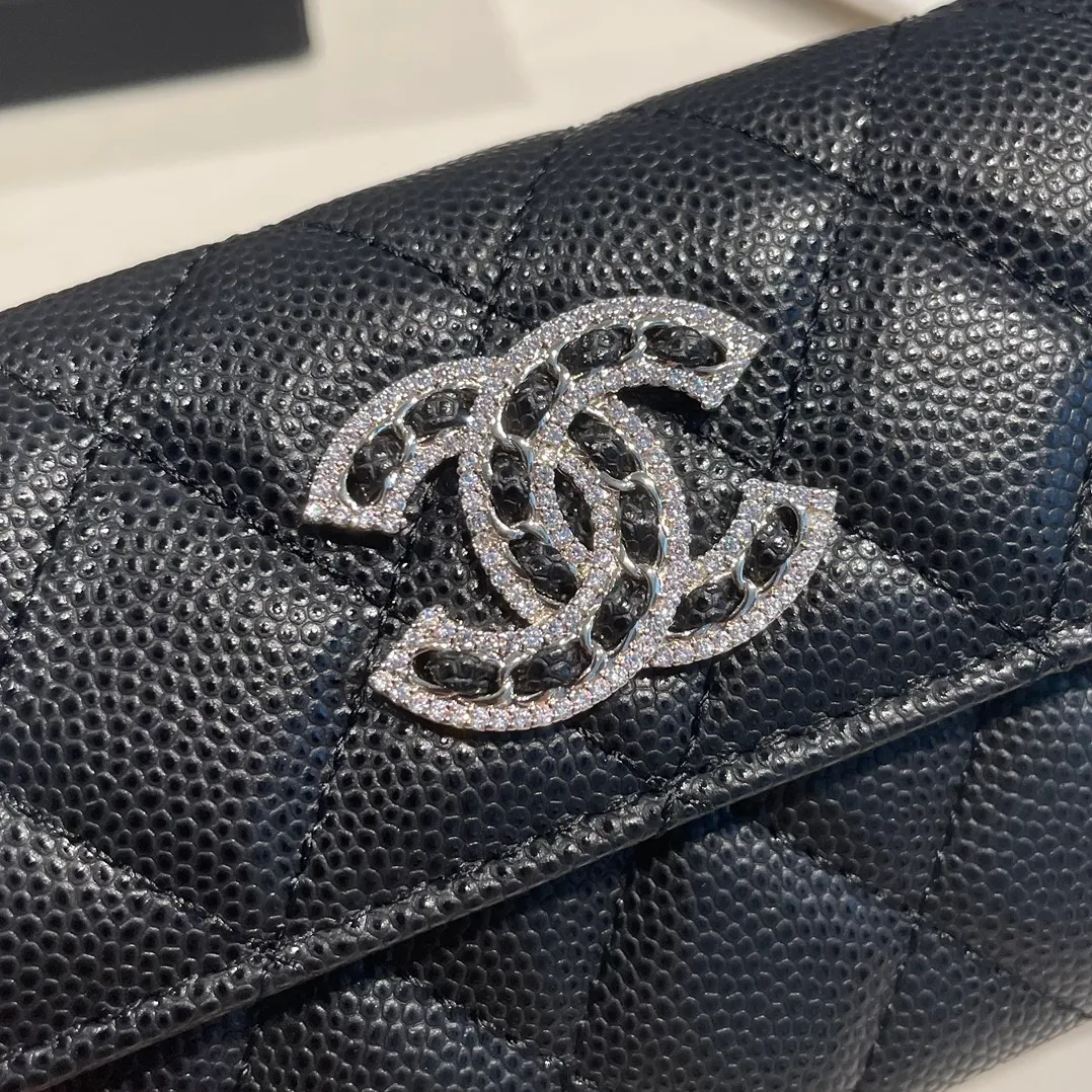 💰360😊 Upgraded version💋🆕In stock Ohanel 22 spring and summer series rhinestone buckle fine ball grain cowhide snap card holder I cried so beautifully 😭New art double c diamond buckle through leather The rhinestone buckle attracted me, anyway, the diamonds are really good-looking, so I bought it! Comes with a complete set of packaging 2791🍃size: 11*8.5