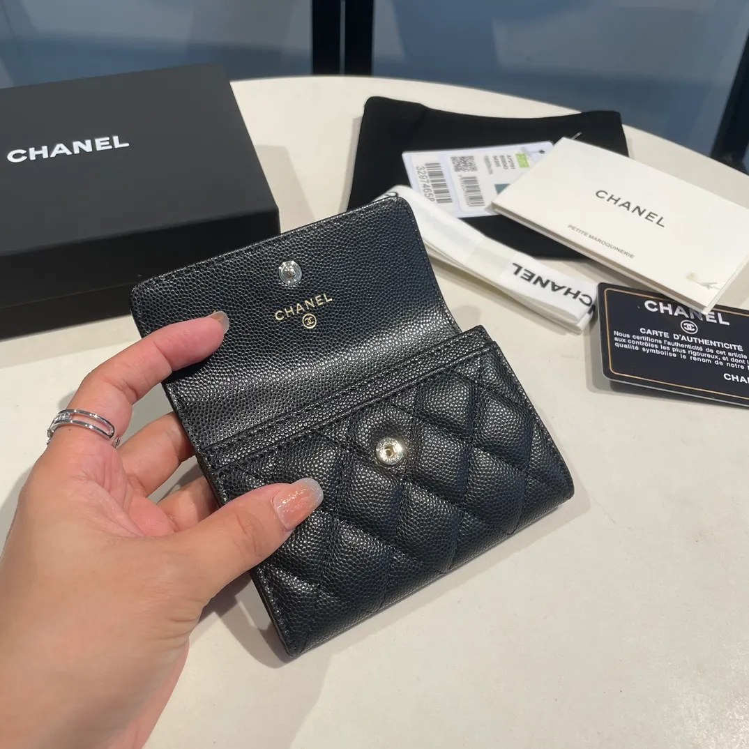 💰360😊 Upgraded version💋🆕In stock Ohanel 22 spring and summer series rhinestone buckle fine ball grain cowhide snap card holder I cried so beautifully 😭New art double c diamond buckle through leather The rhinestone buckle attracted me, anyway, the diamonds are really good-looking, so I bought it! Comes with a complete set of packaging 2791🍃size: 11*8.5