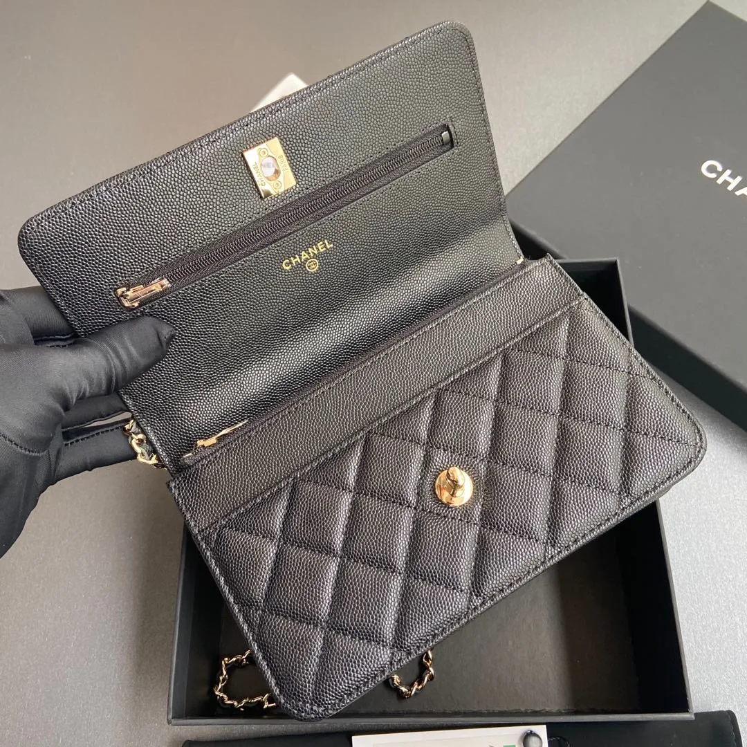 Xiaoxiang imported Italian grained calfskin Item number: AP9706 Price: 900 Size: w20×h13×d3.5cm Color: black fine ball pattern gold hardware