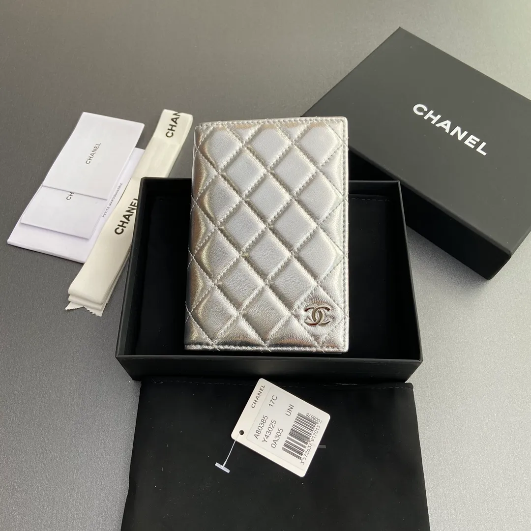 [Special grade hardware original leather] ¥280 Xiaoxiang Passport Holder Series Quilted card holder with iconic metal logo Gold tone metal hardware, special Italian imported leather 4 card slots, 1 passport holder Number: 80385 Silver Sheep Silver Size: w10×h15×d2cm
