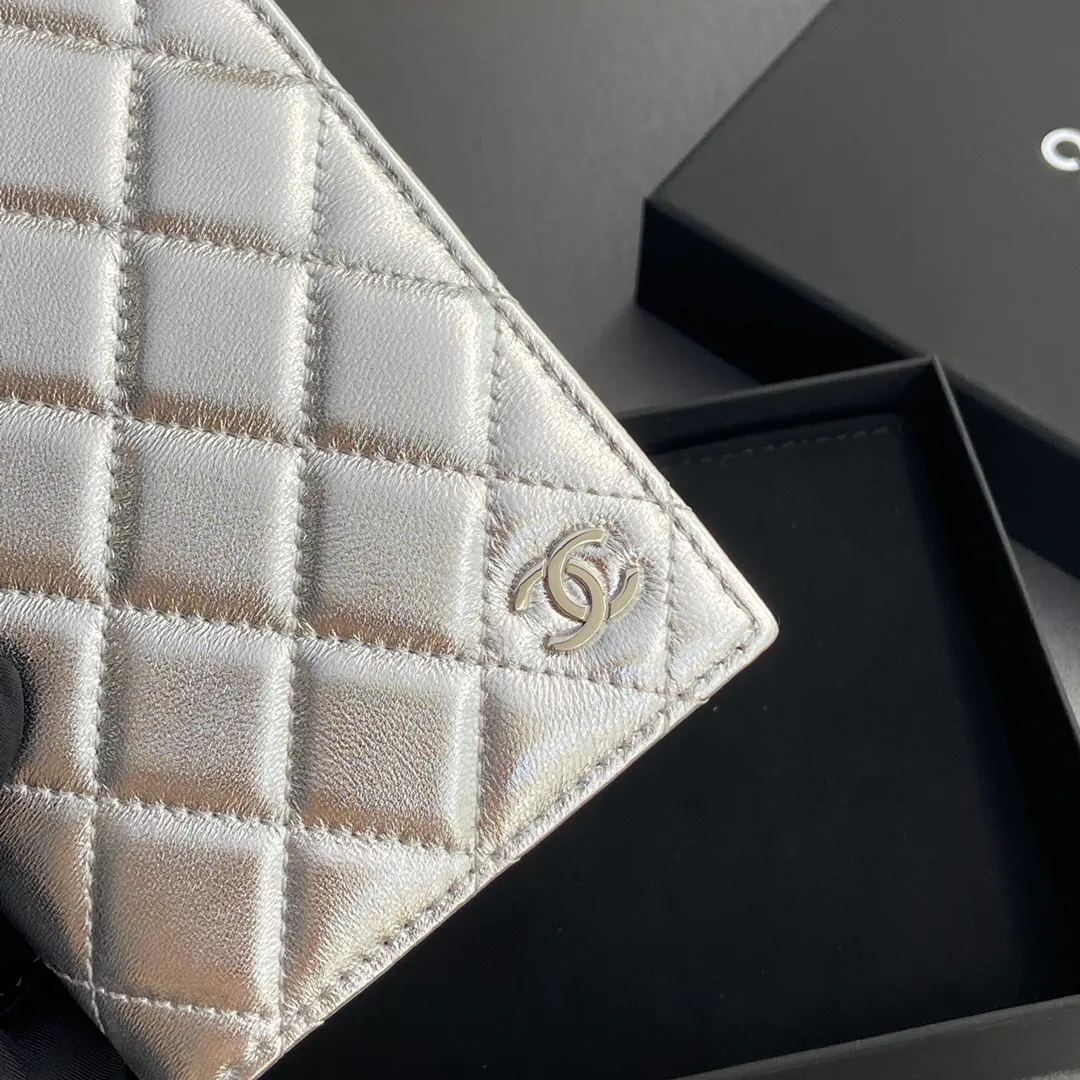 [Special grade hardware original leather] ¥280 Xiaoxiang Passport Holder Series Quilted card holder with iconic metal logo Gold tone metal hardware, special Italian imported leather 4 card slots, 1 passport holder Number: 80385 Silver Sheep Silver Size: w10×h15×d2cm