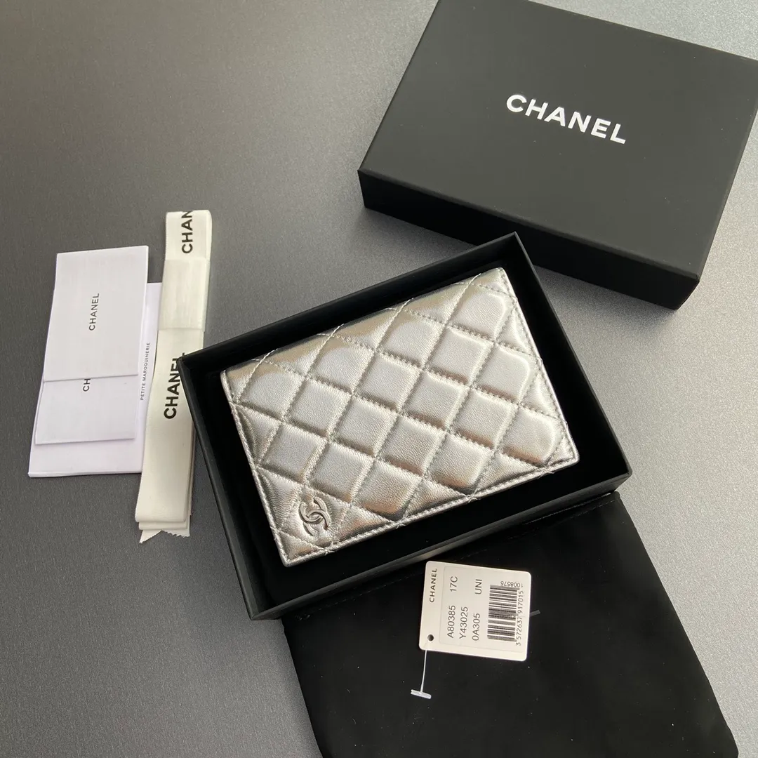 [Special grade hardware original leather] ¥280 Xiaoxiang Passport Holder Series Quilted card holder with iconic metal logo Gold tone metal hardware, special Italian imported leather 4 card slots, 1 passport holder Number: 80385 Silver Sheep Silver Size: w10×h15×d2cm