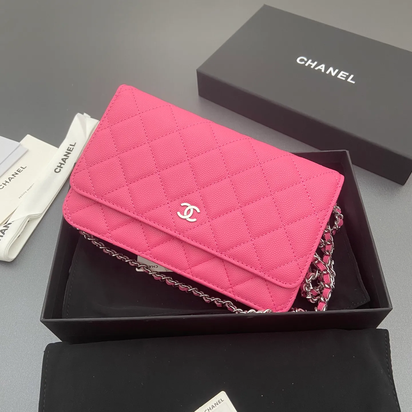 Xiaoxiang imported Italian caviar cowhide Item number: A0250 Price: 640 Size: w20×h13×d3.5cm Color: Plum red fine ball pattern silver steel mark