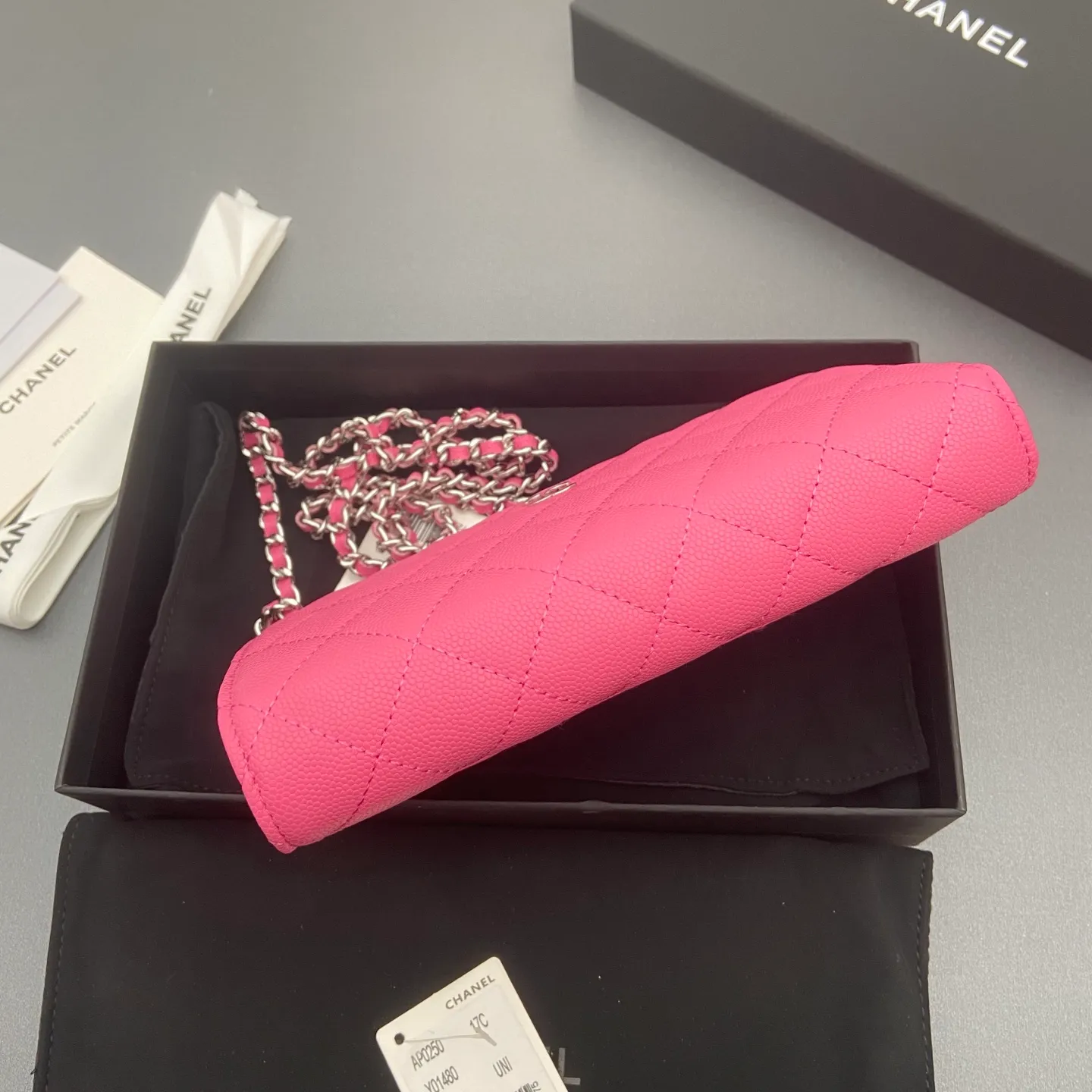 Xiaoxiang imported Italian caviar cowhide Item number: A0250 Price: 640 Size: w20×h13×d3.5cm Color: Plum red fine ball pattern silver steel mark