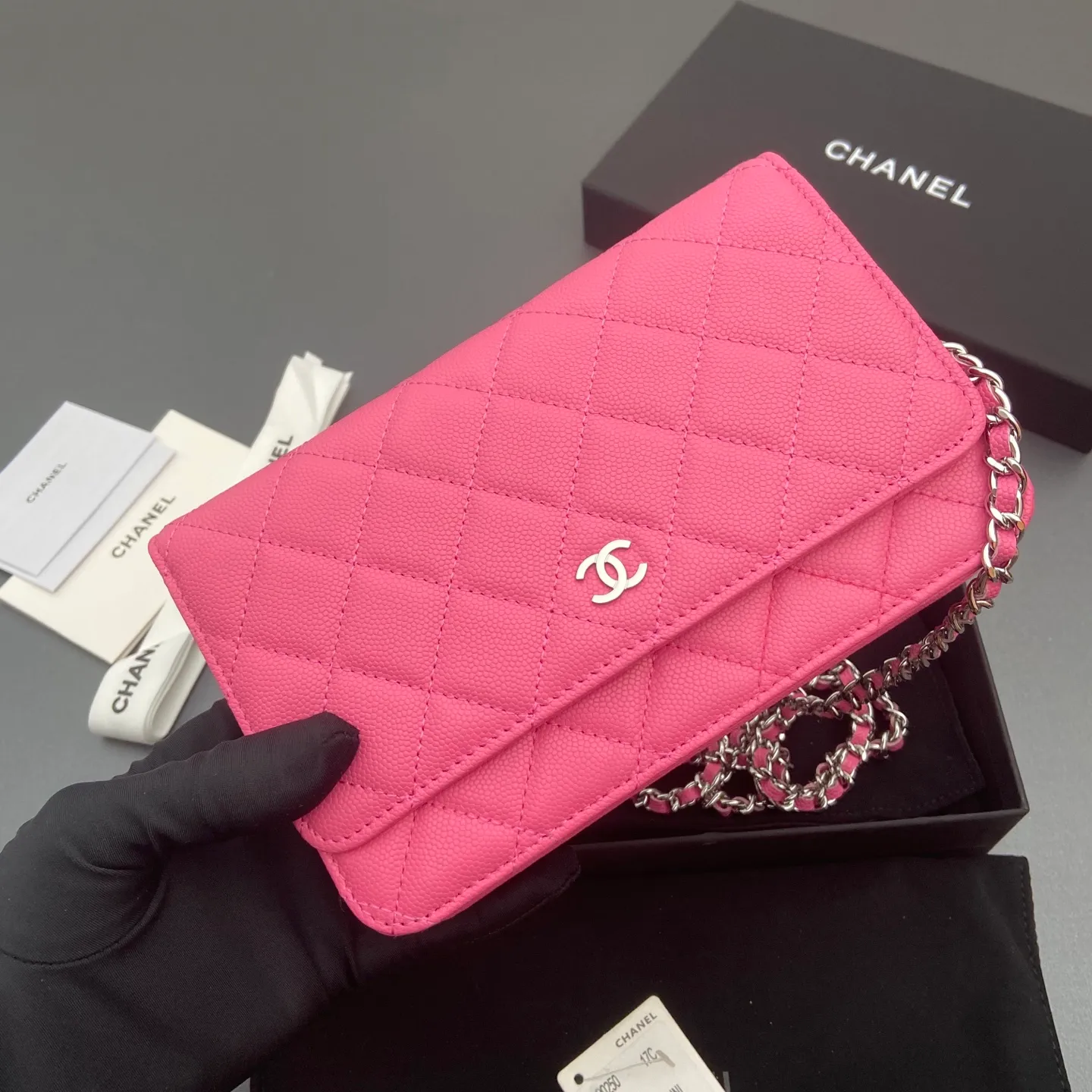 Xiaoxiang imported Italian caviar cowhide Item number: A0250 Price: 640 Size: w20×h13×d3.5cm Color: Plum red fine ball pattern silver steel mark