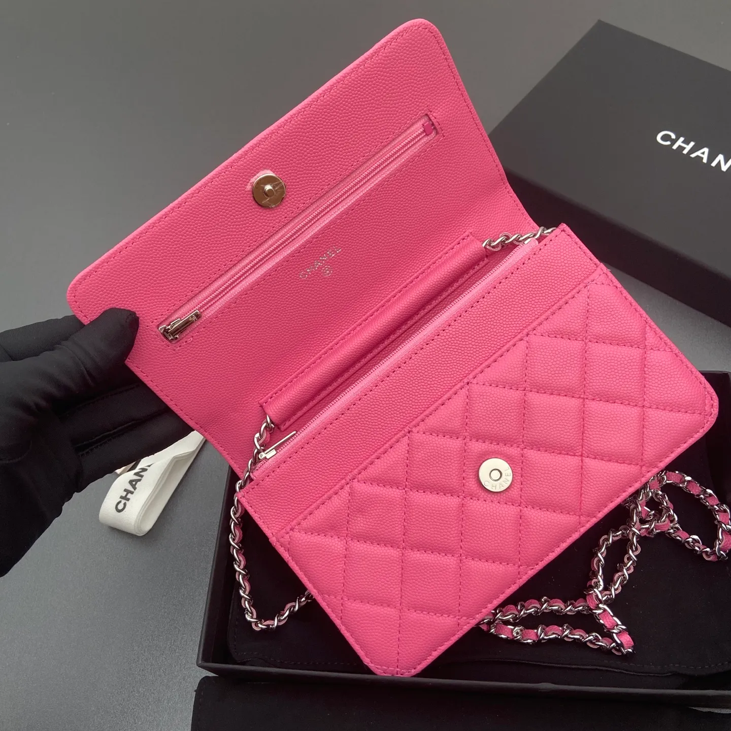 Xiaoxiang imported Italian caviar cowhide Item number: A0250 Price: 640 Size: w20×h13×d3.5cm Color: Plum red fine ball pattern silver steel mark