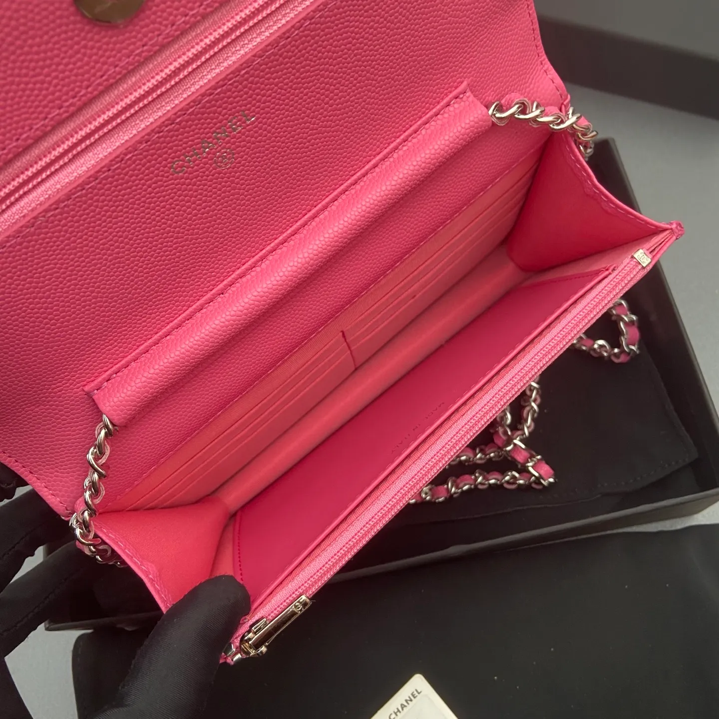 Xiaoxiang imported Italian caviar cowhide Item number: A0250 Price: 640 Size: w20×h13×d3.5cm Color: Plum red fine ball pattern silver steel mark