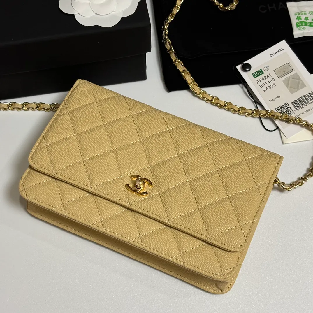 💰700 New product WOC🍃🍃Double C button style, 4241 new design is more solid. You no longer have to worry about things opening with too many buttons, and it still maintains the classic look. AP8482 size: 12×19.5×3.5cm