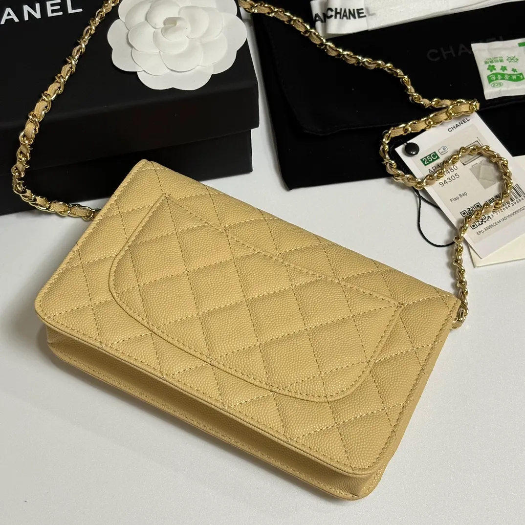 💰700 New product WOC🍃🍃Double C button style, 4241 new design is more solid. You no longer have to worry about things opening with too many buttons, and it still maintains the classic look. AP8482 size: 12×19.5×3.5cm