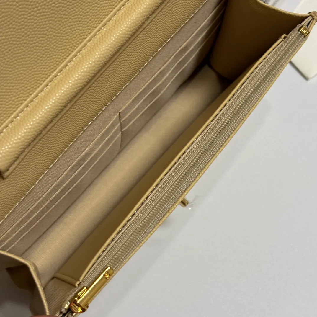 💰700 New product WOC🍃🍃Double C button style, 4241 new design is more solid. You no longer have to worry about things opening with too many buttons, and it still maintains the classic look. AP8482 size: 12×19.5×3.5cm