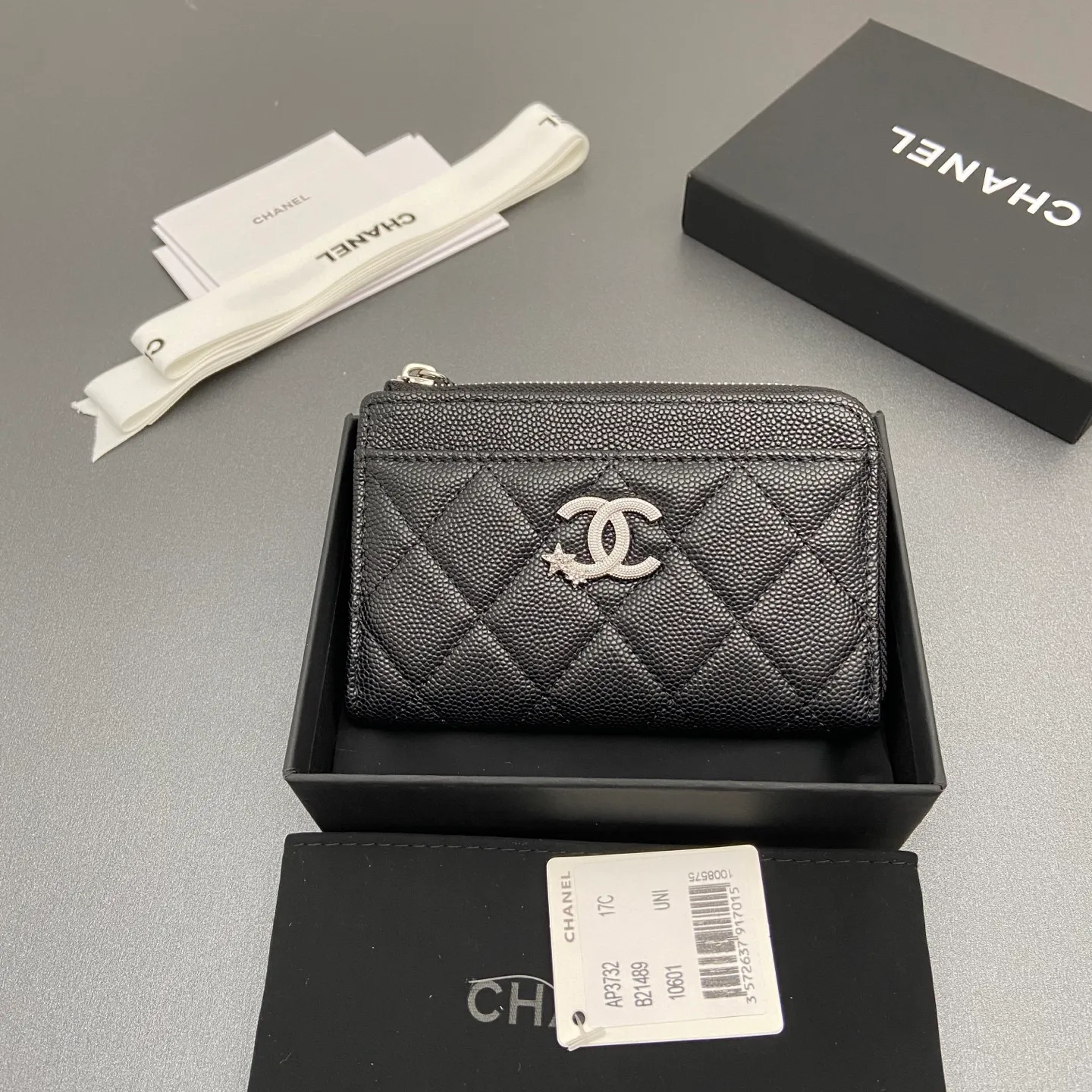 25b new series caviar cowhide with stars ⭐logo shiny blingblibg~zipper bag card holder series 6 card slots, 1 zipper bag Item number: A 3732 Price: 360 Size: w13×h8.5×d2cm Color: black fine ball pattern silver star hardware