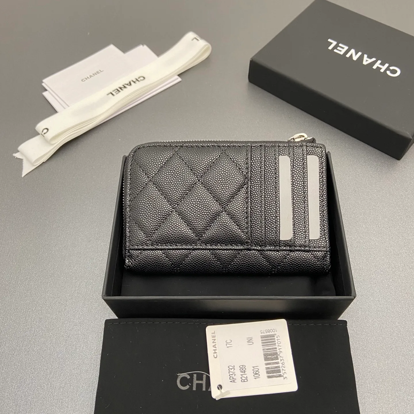 25b new series caviar cowhide with stars ⭐logo shiny blingblibg~zipper bag card holder series 6 card slots, 1 zipper bag Item number: A 3732 Price: 360 Size: w13×h8.5×d2cm Color: black fine ball pattern silver star hardware