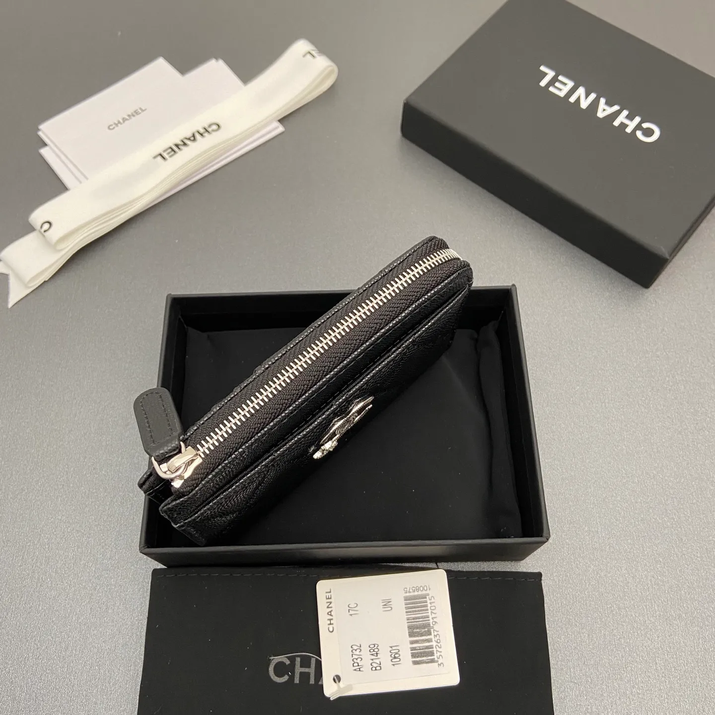 25b new series caviar cowhide with stars ⭐logo shiny blingblibg~zipper bag card holder series 6 card slots, 1 zipper bag Item number: A 3732 Price: 360 Size: w13×h8.5×d2cm Color: black fine ball pattern silver star hardware